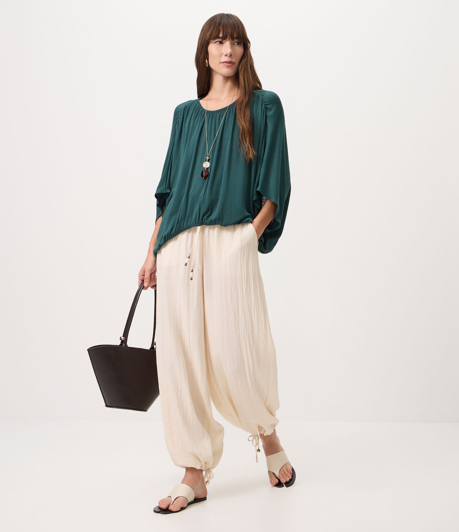 Blusa em Viscose com Mangas Amplas e Barra Ajustada Verde 2