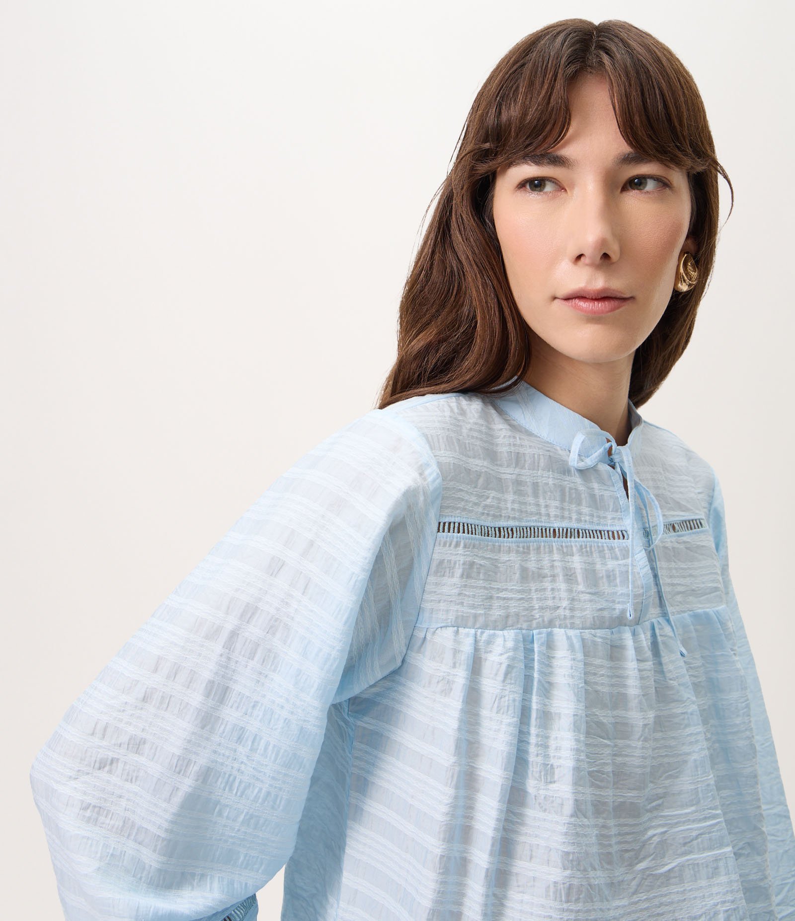 Blusa Bata em Viscose com Amarração no Decote Azul 3