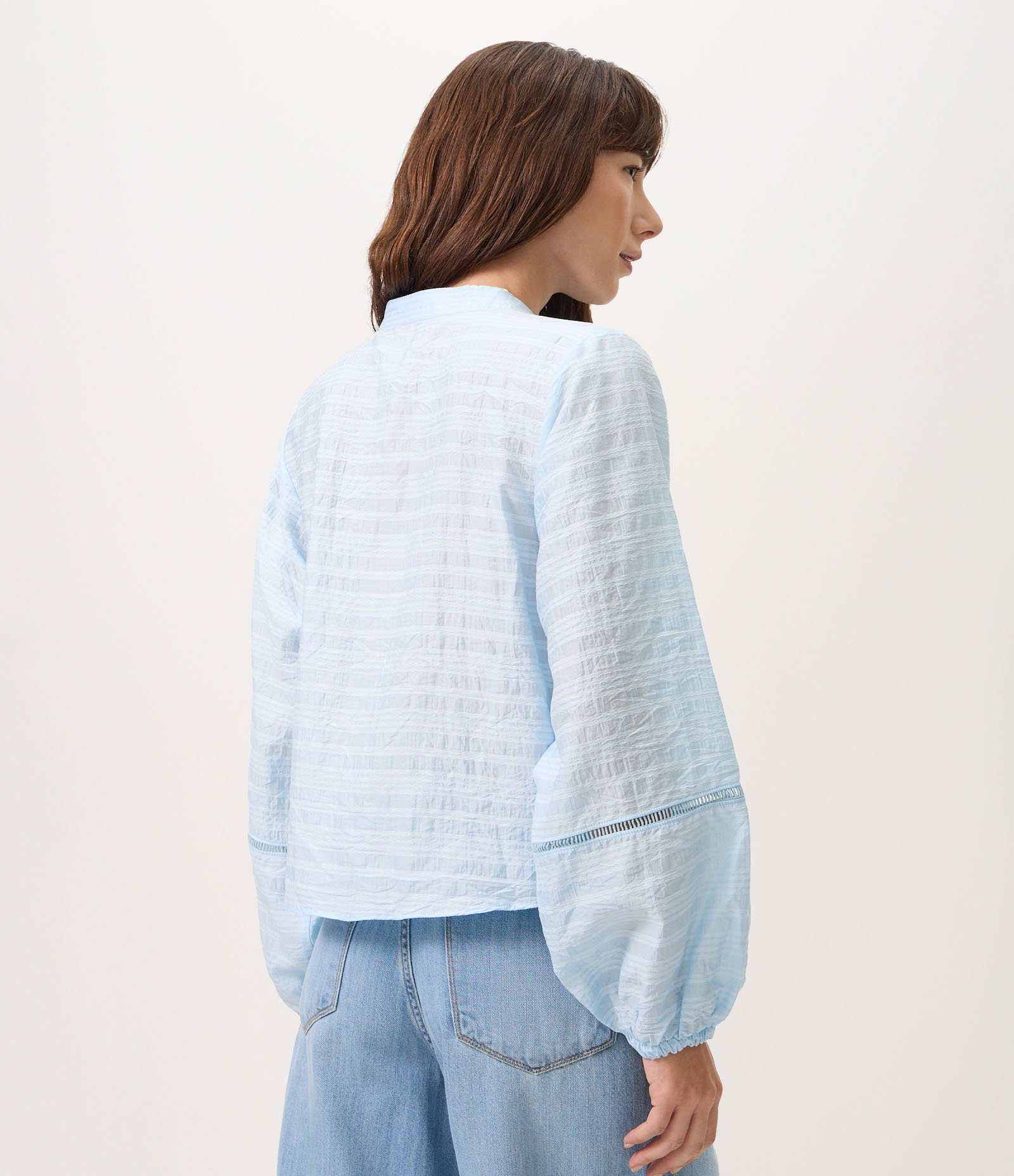 Blusa Bata em Viscose com Amarração no Decote Azul 4