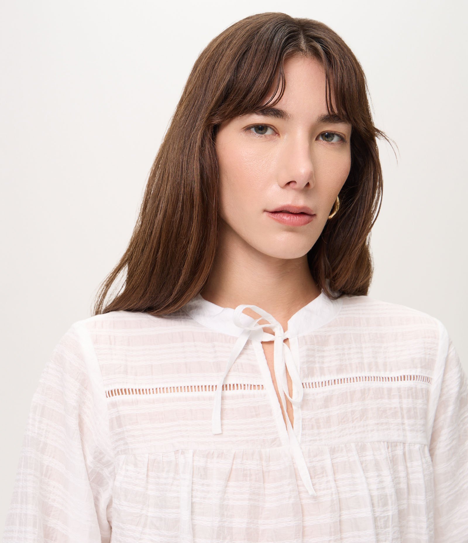 Blusa Bata em Viscose com Amarração no Decote Branco 2