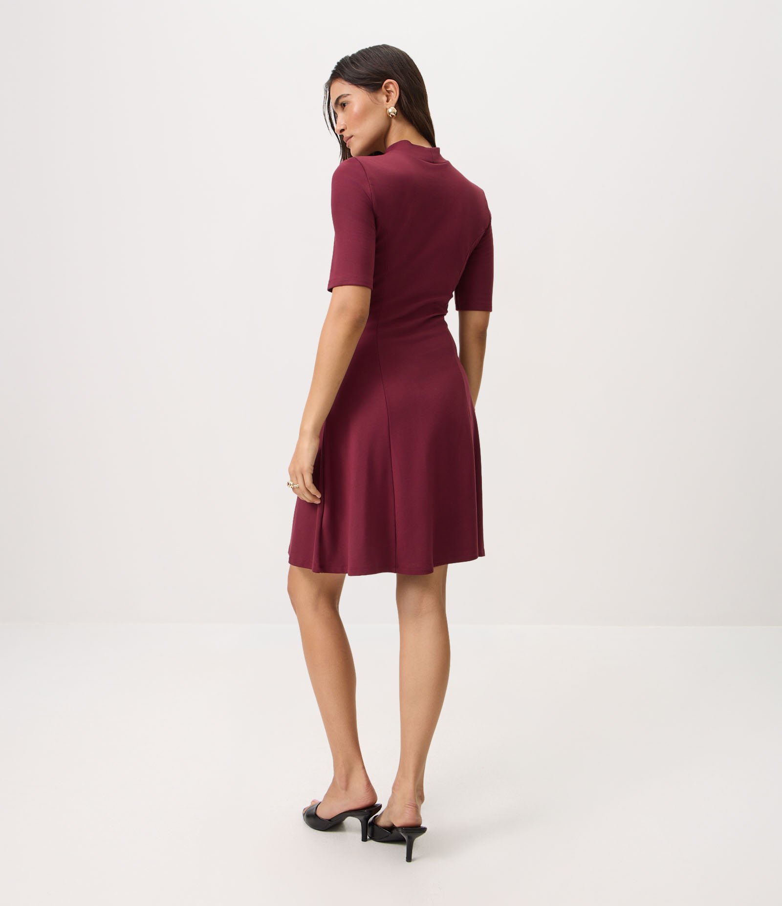 Vestido Em Viscose Evasê com Cinto Fino e Gola Alta Vermelho 4