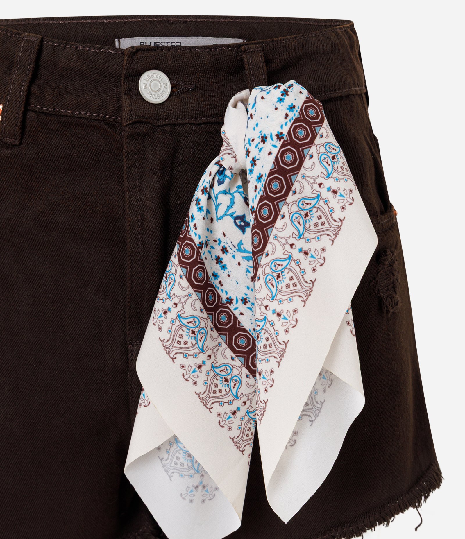 Short Praia em Sarja com Puídos e Lenço Decorativo Marrom 2