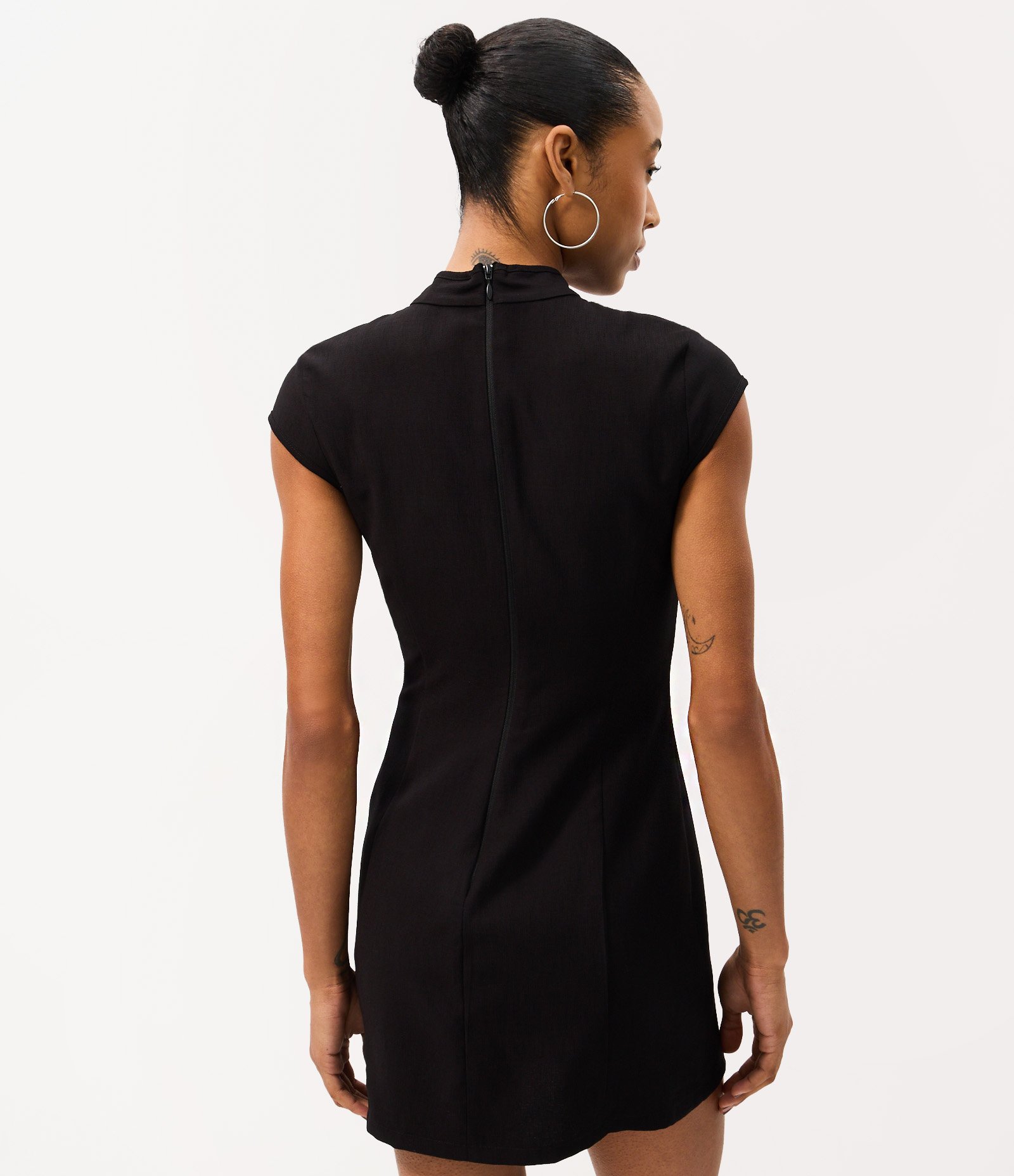 Vestido Alfaiatado com Decote Cruzado e Fechamento Oriental Preto 4