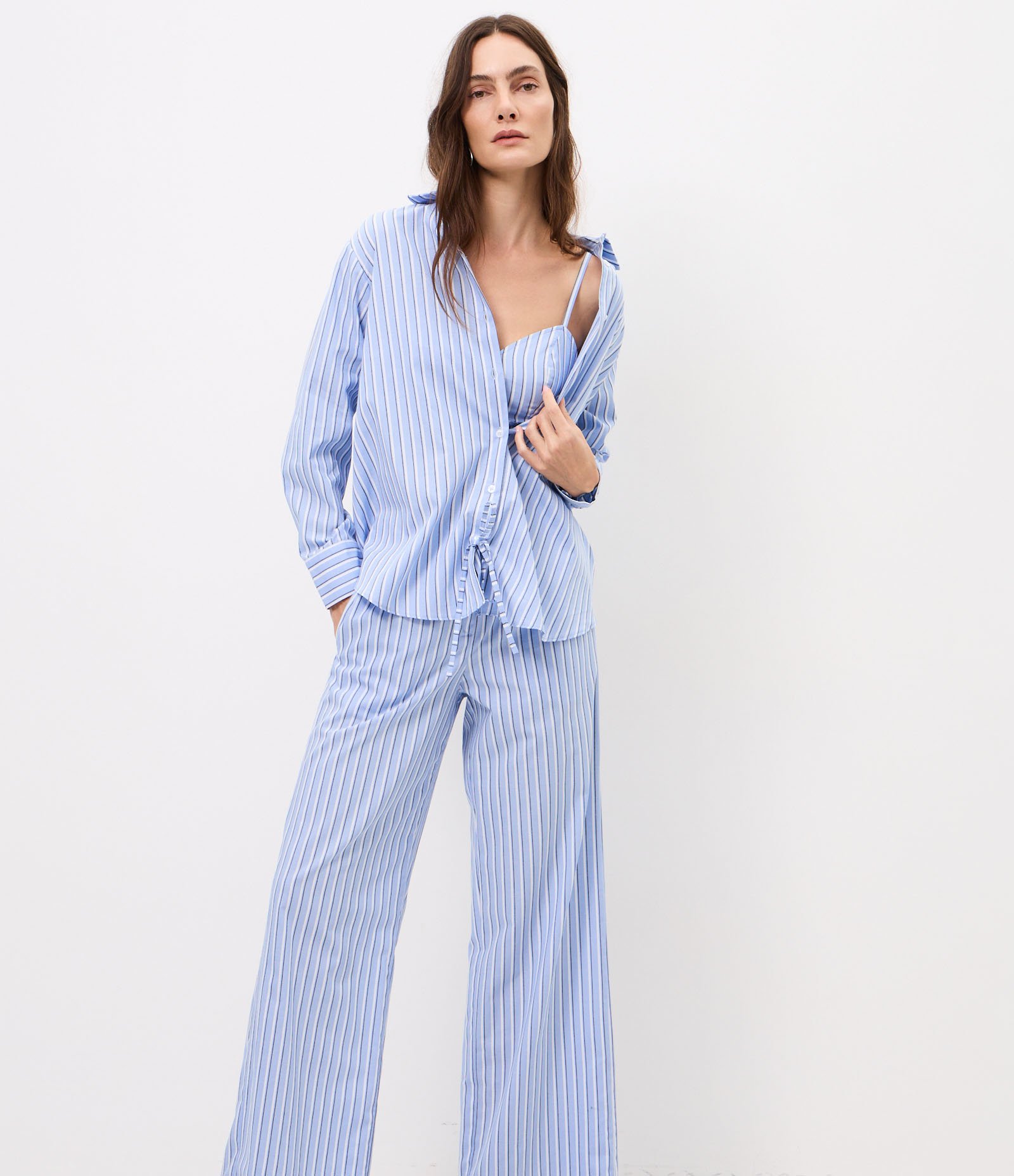Blusa Cropped em Tricoline Listrada com Alças Finas Azul 2