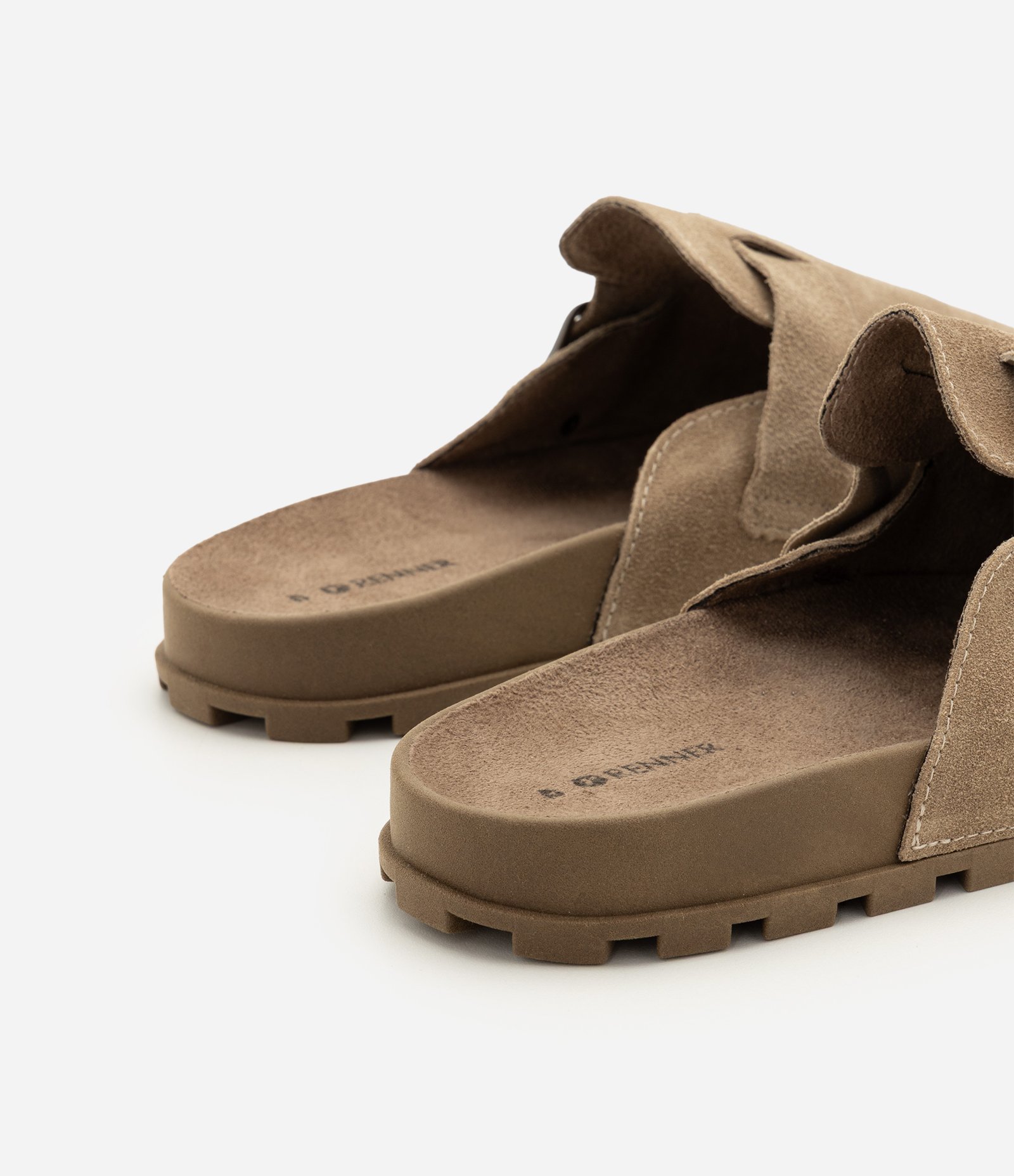 Chinelo Mule em Couro Camurça com Fivela Marrom Acinzentado 5