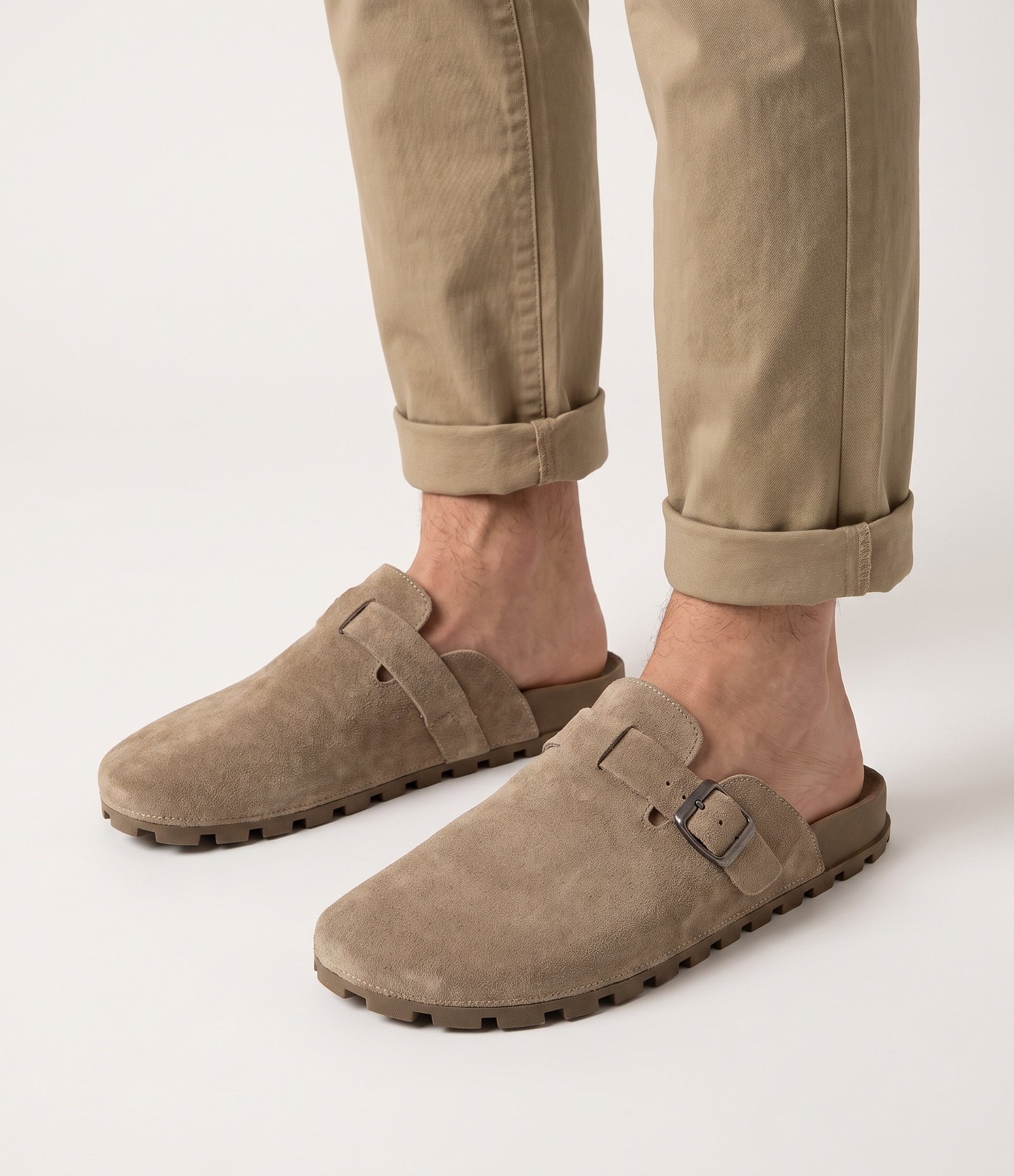 Chinelo Mule em Couro Camurça com Fivela Marrom Acinzentado 1