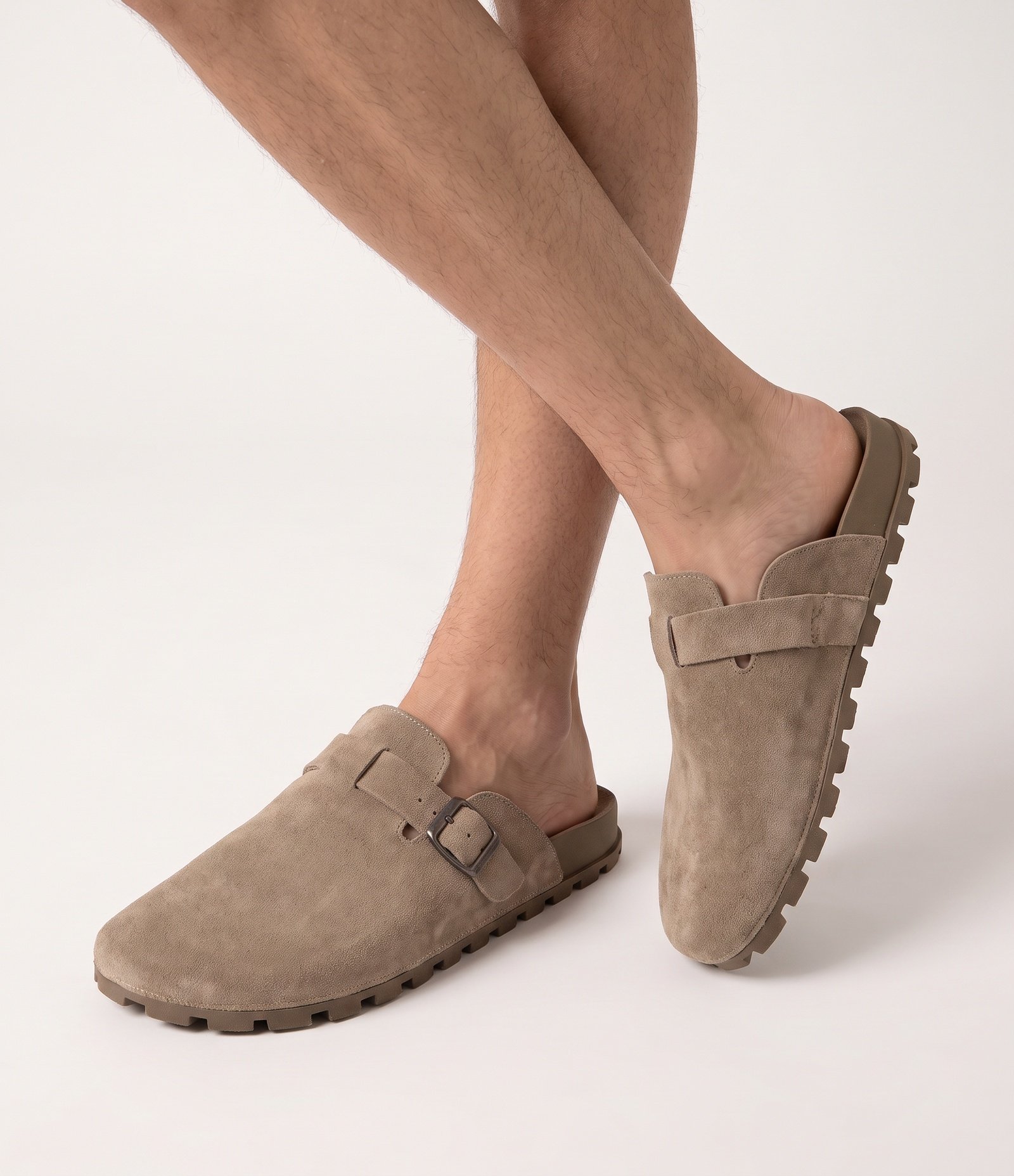 Chinelo Mule em Couro Camurça com Fivela Marrom Acinzentado 2