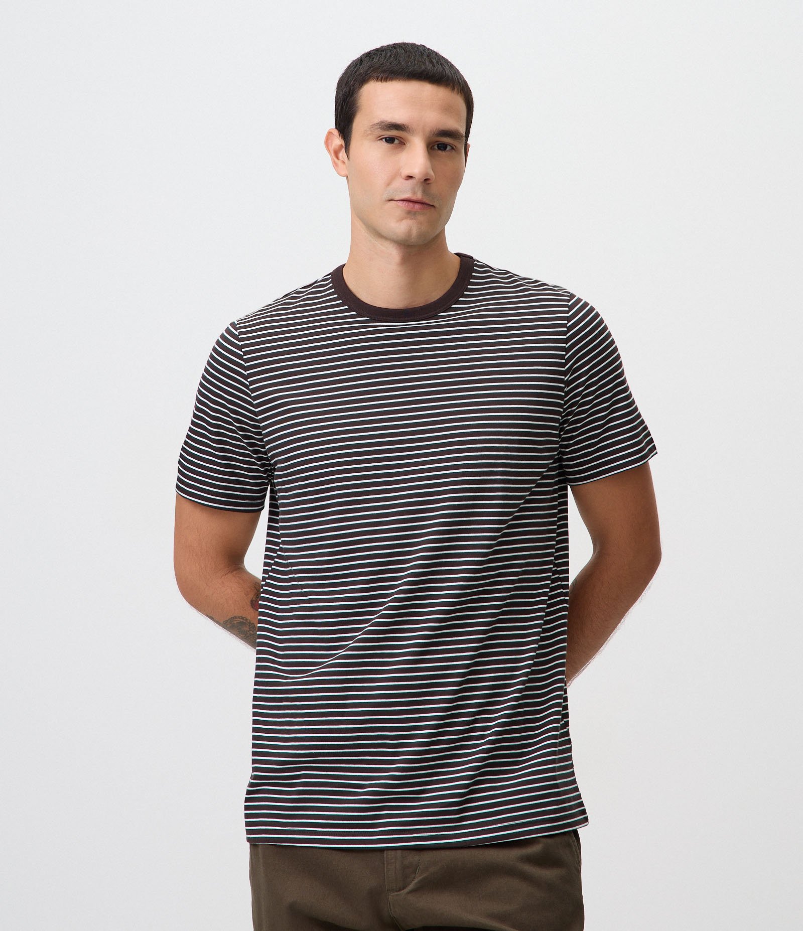 Camiseta em Algodão Peruano com Listras Horizontais e Gola Contrastante Marrom 1