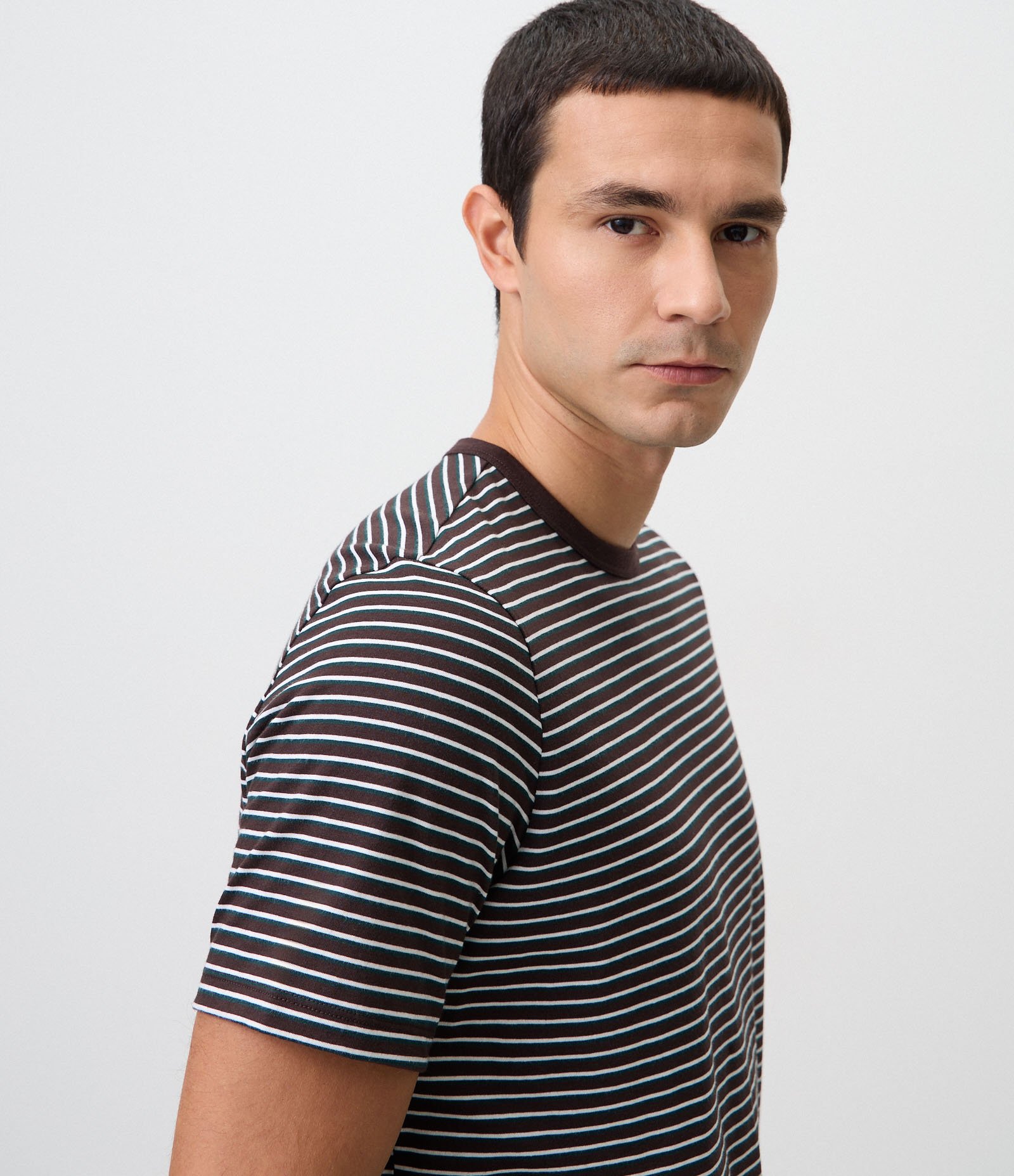 Camiseta em Algodão Peruano com Listras Horizontais e Gola Contrastante Marrom 4