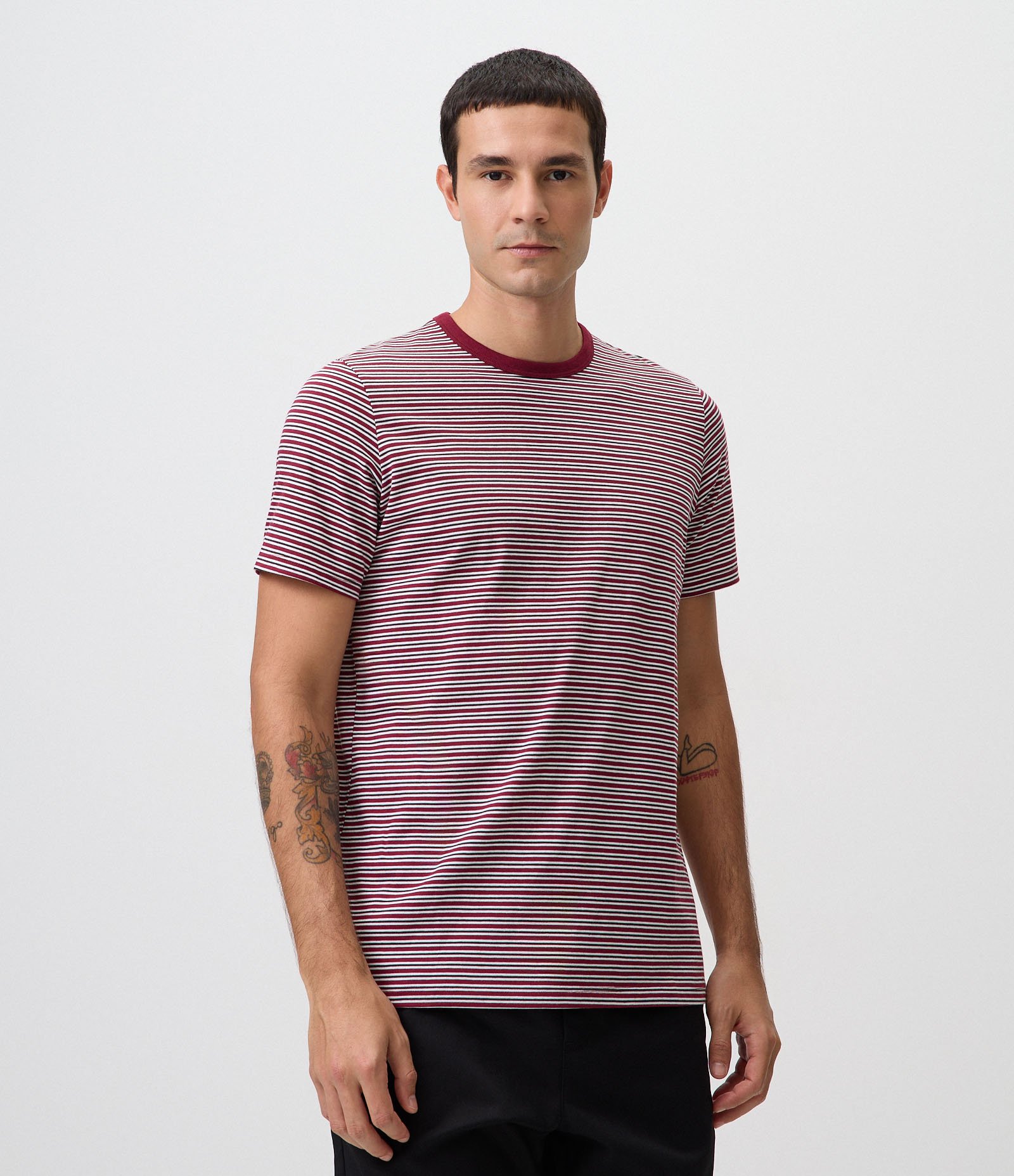 Camiseta em Algodão Peruano com Listras Horizontais e Gola Contrastante Vermelho 1