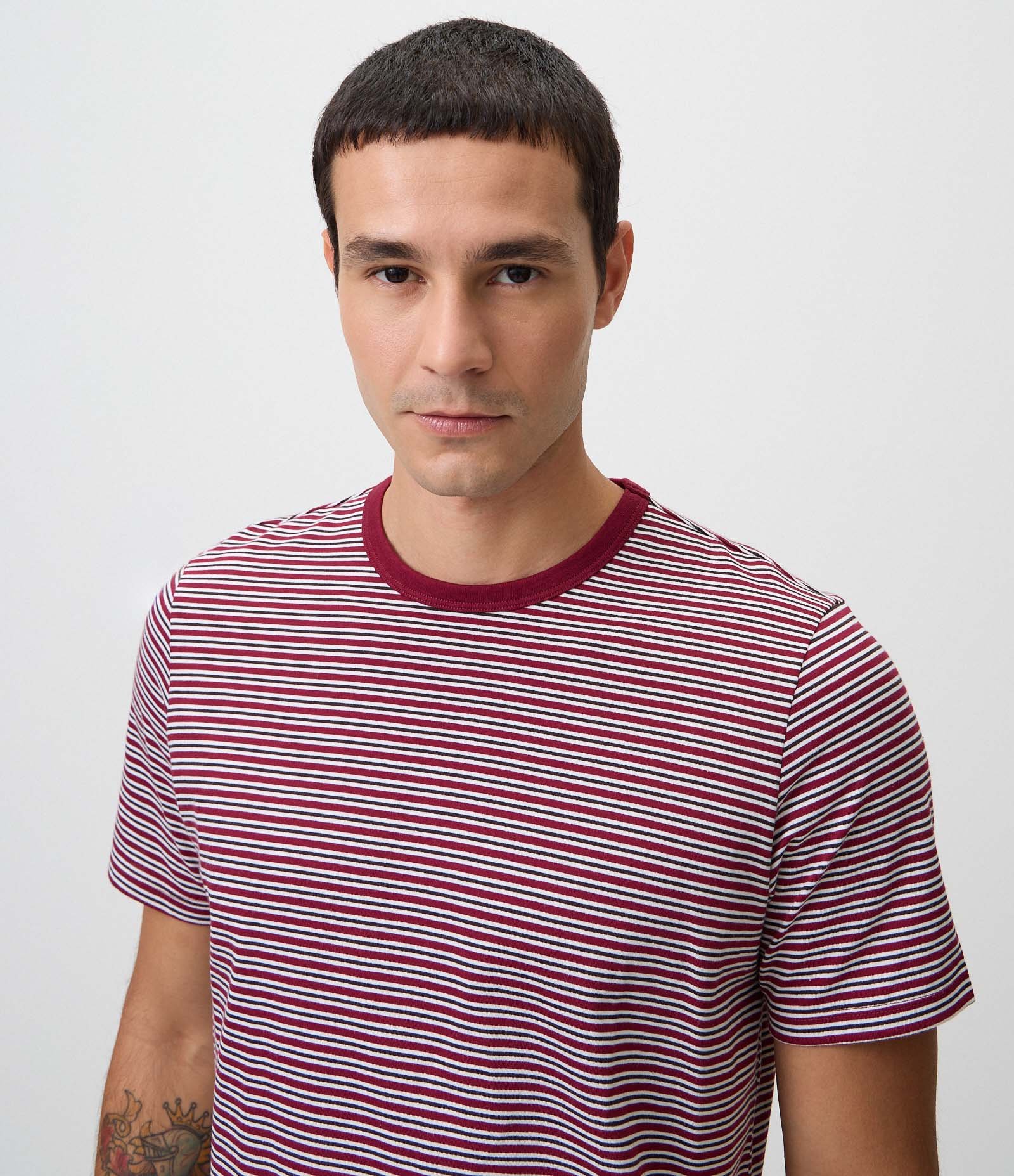 Camiseta em Algodão Peruano com Listras Horizontais e Gola Contrastante Vermelho 4