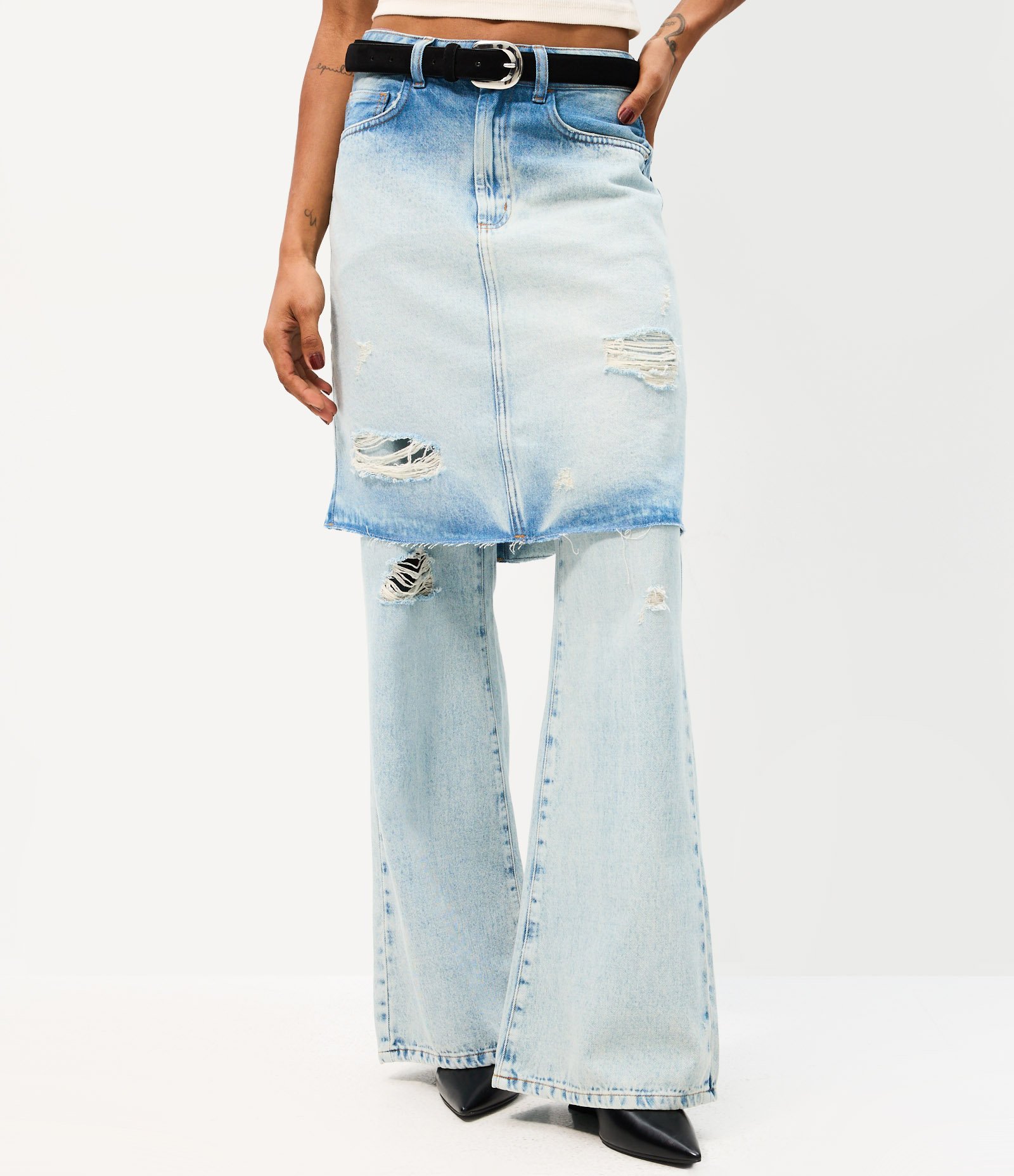 Calça Jeans Reta Ampla com Saia Sobreposta e Detalhes Destroyed Azul 2