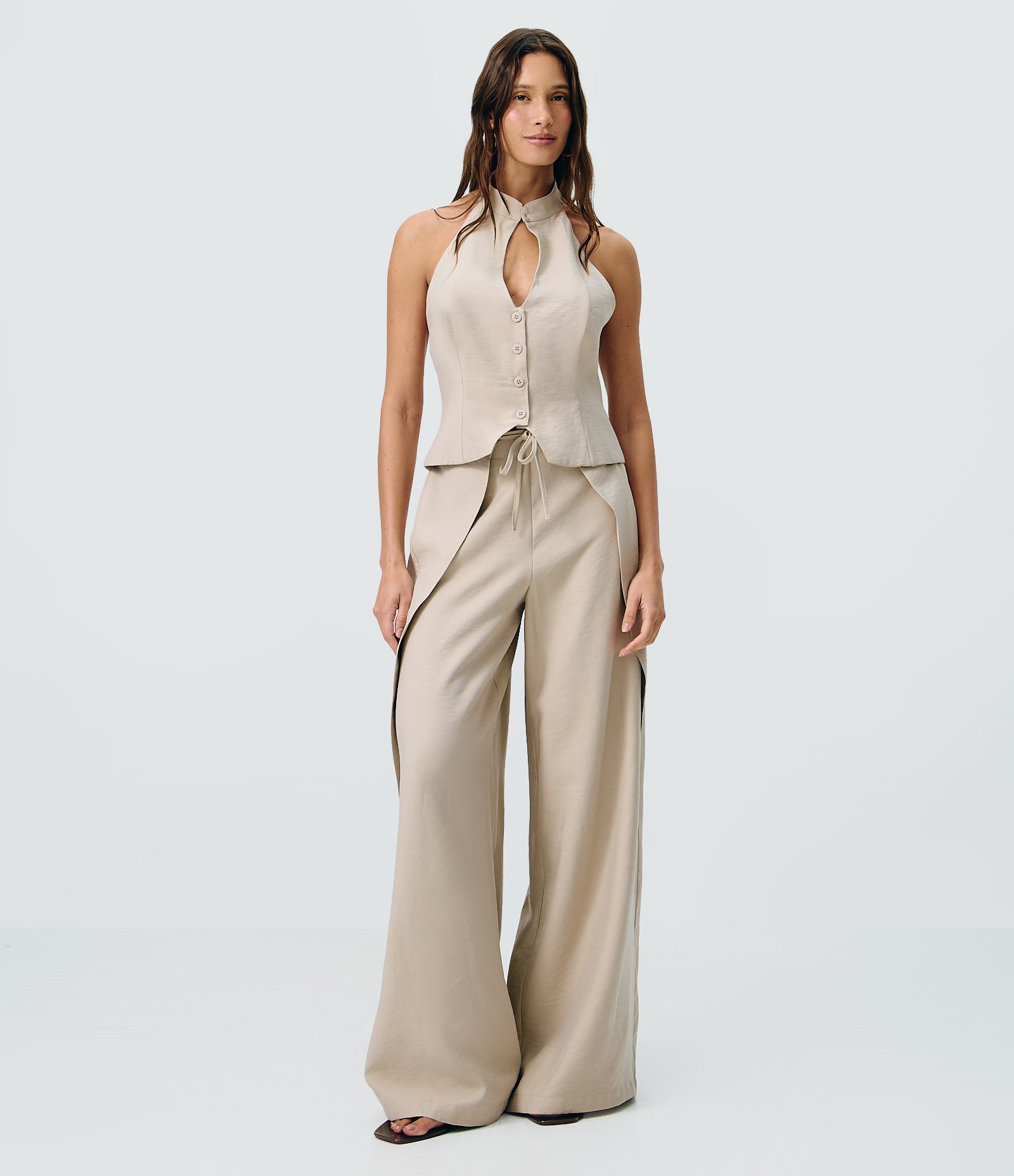 Calça Pantalona com Amarração na Cintura e Recortes Sobrepostos Bege 1