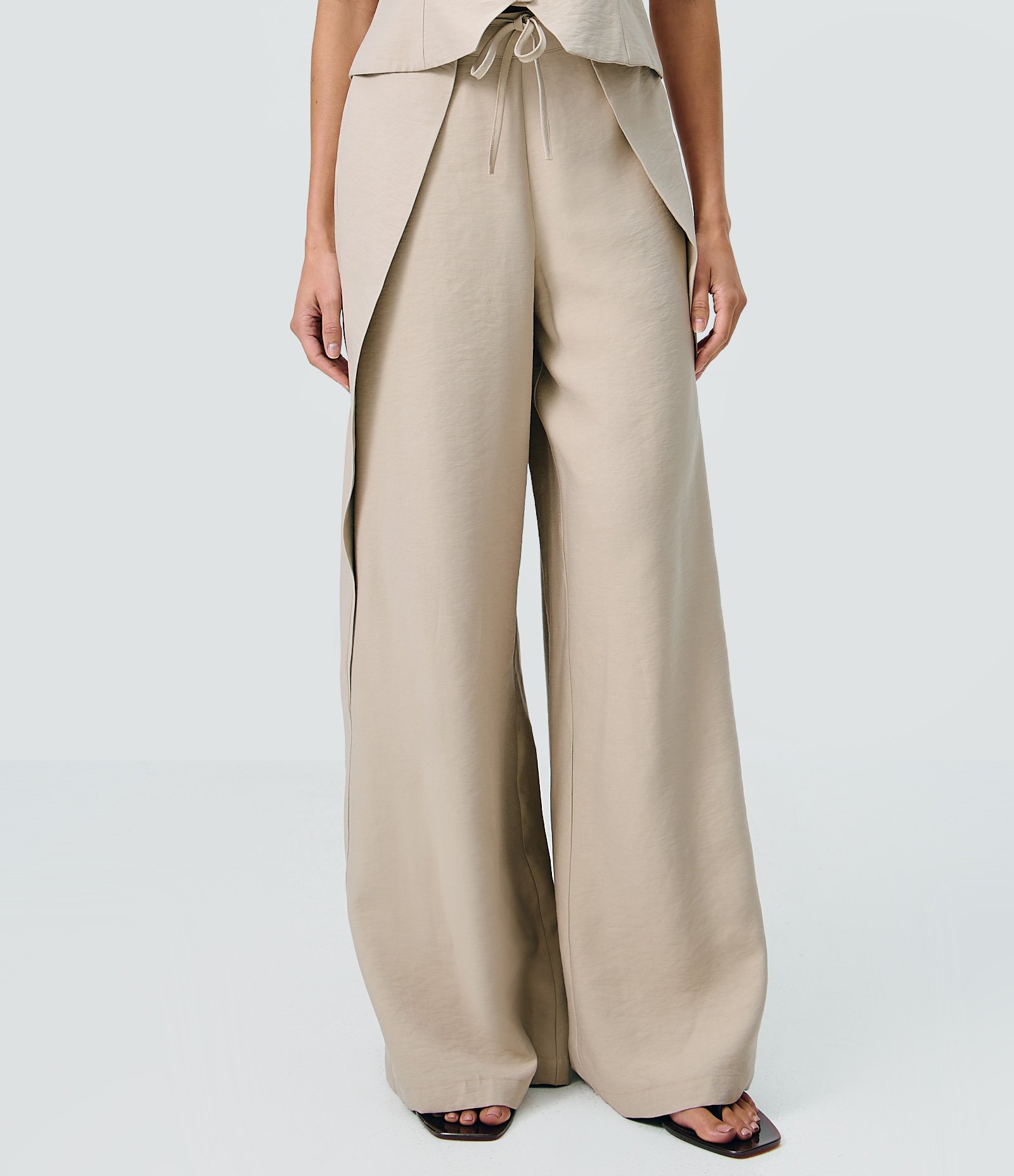 Calça Pantalona com Amarração na Cintura e Recortes Sobrepostos Bege 2