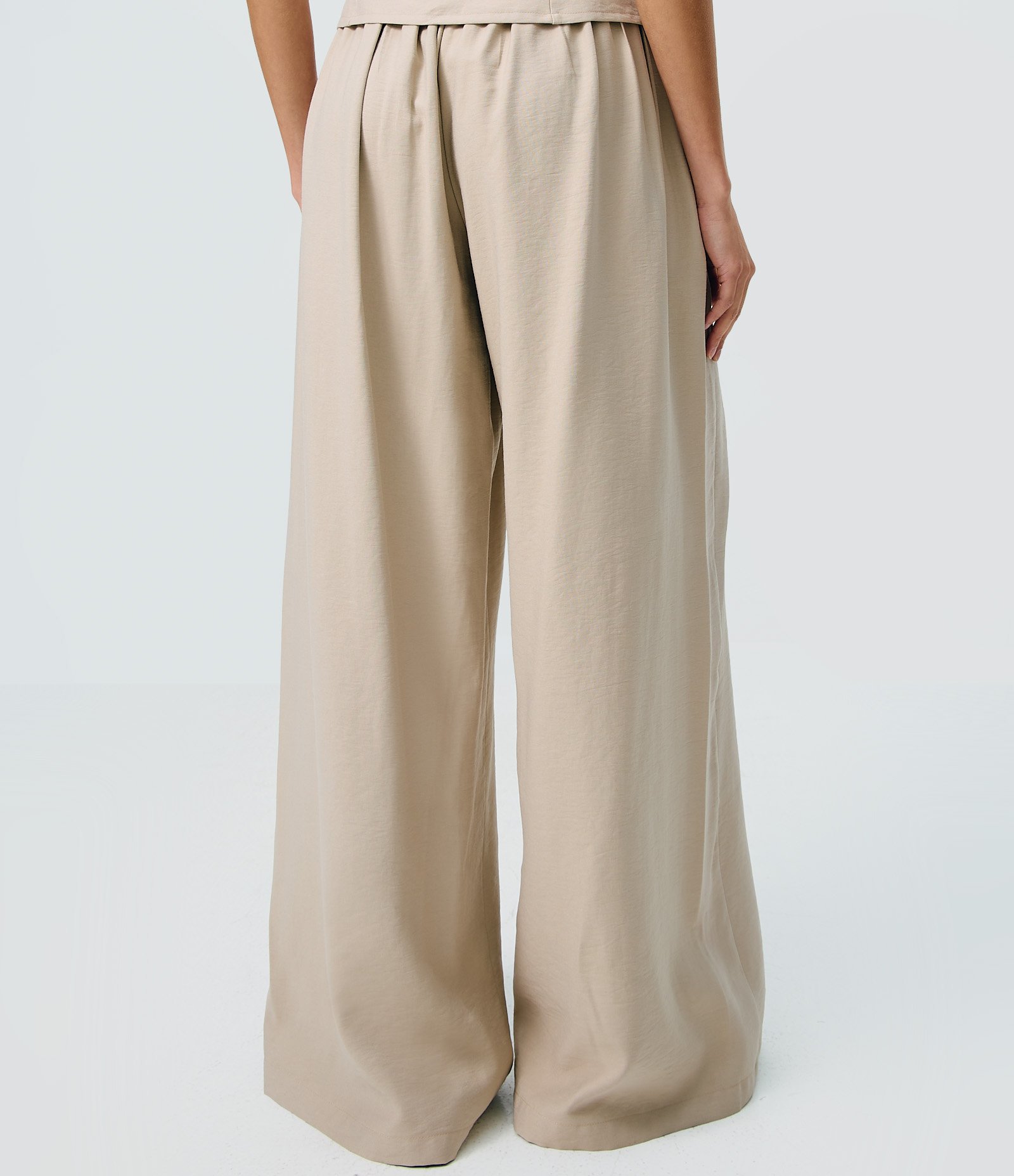 Calça Pantalona com Amarração na Cintura e Recortes Sobrepostos Bege 4