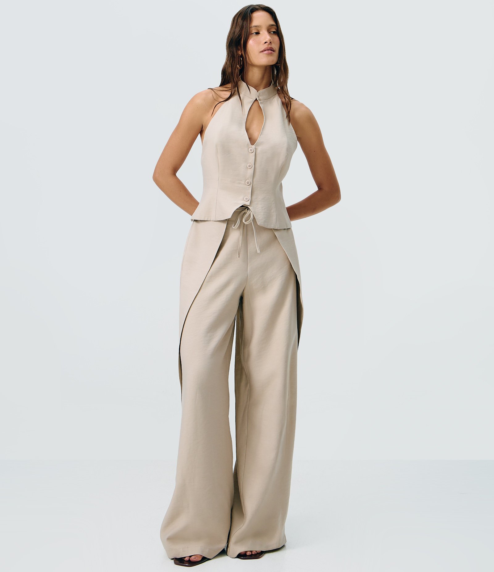 Blusa Frente Única em Viscose com Gola Mandarim e Barra Peplum Bege 2