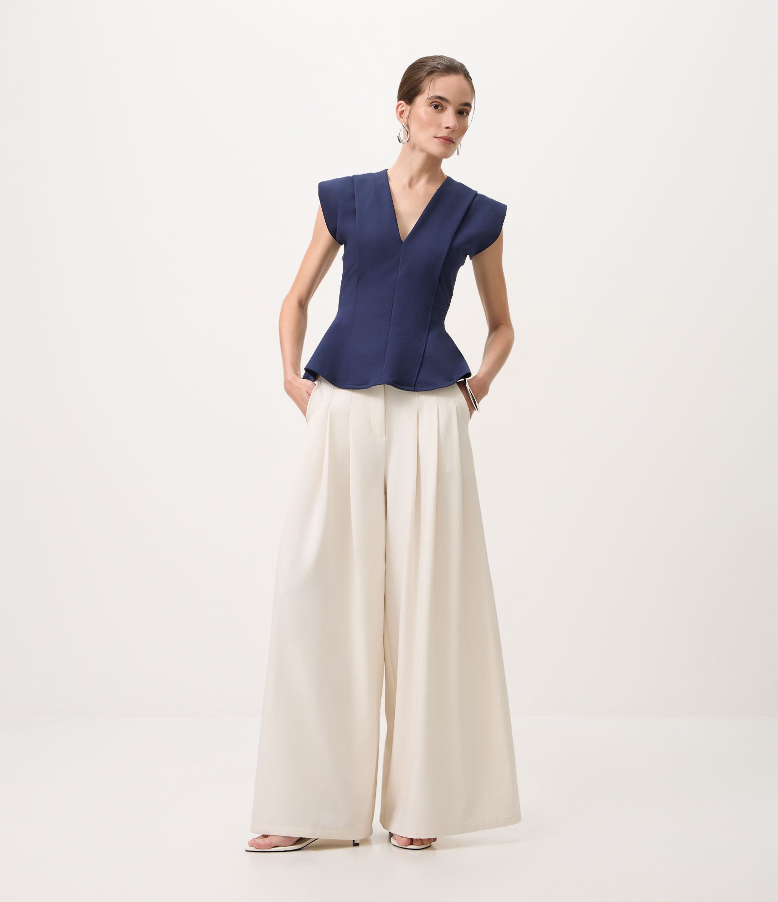 Blusa com Decote V e Modelagem Acinturada Azul 2