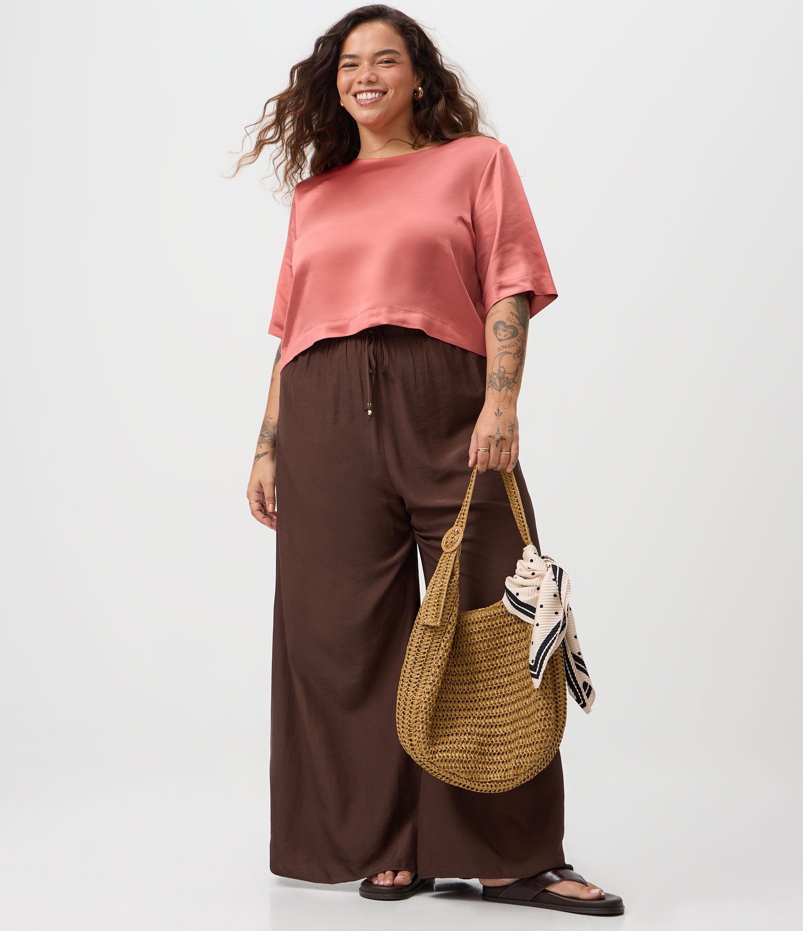 Blusa em Cetim com Ombreiras e Gota nas Costas Curve & Plus Size Salmão 2