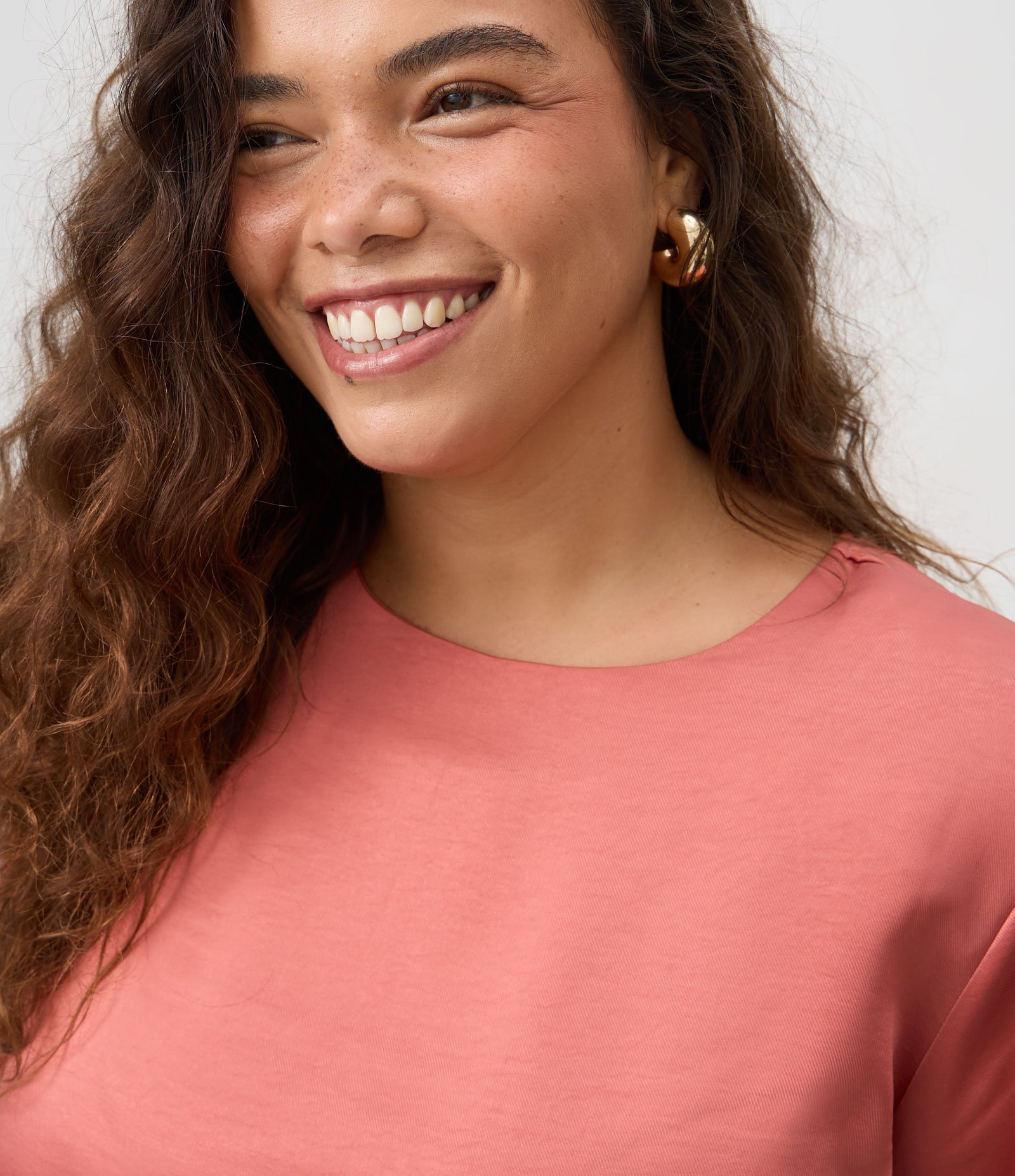 Blusa em Cetim com Ombreiras e Gota nas Costas Curve & Plus Size Salmão 3