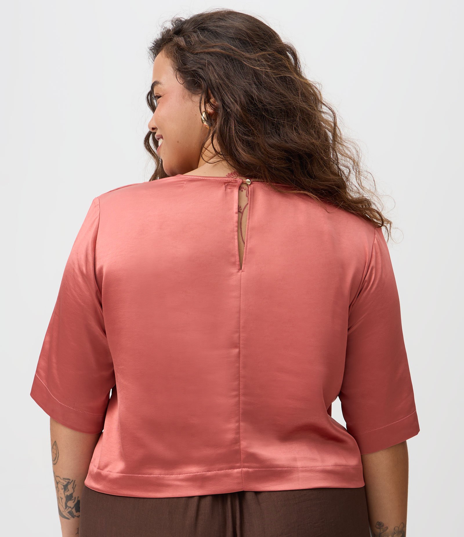 Blusa em Cetim com Ombreiras e Gota nas Costas Curve & Plus Size Salmão 4