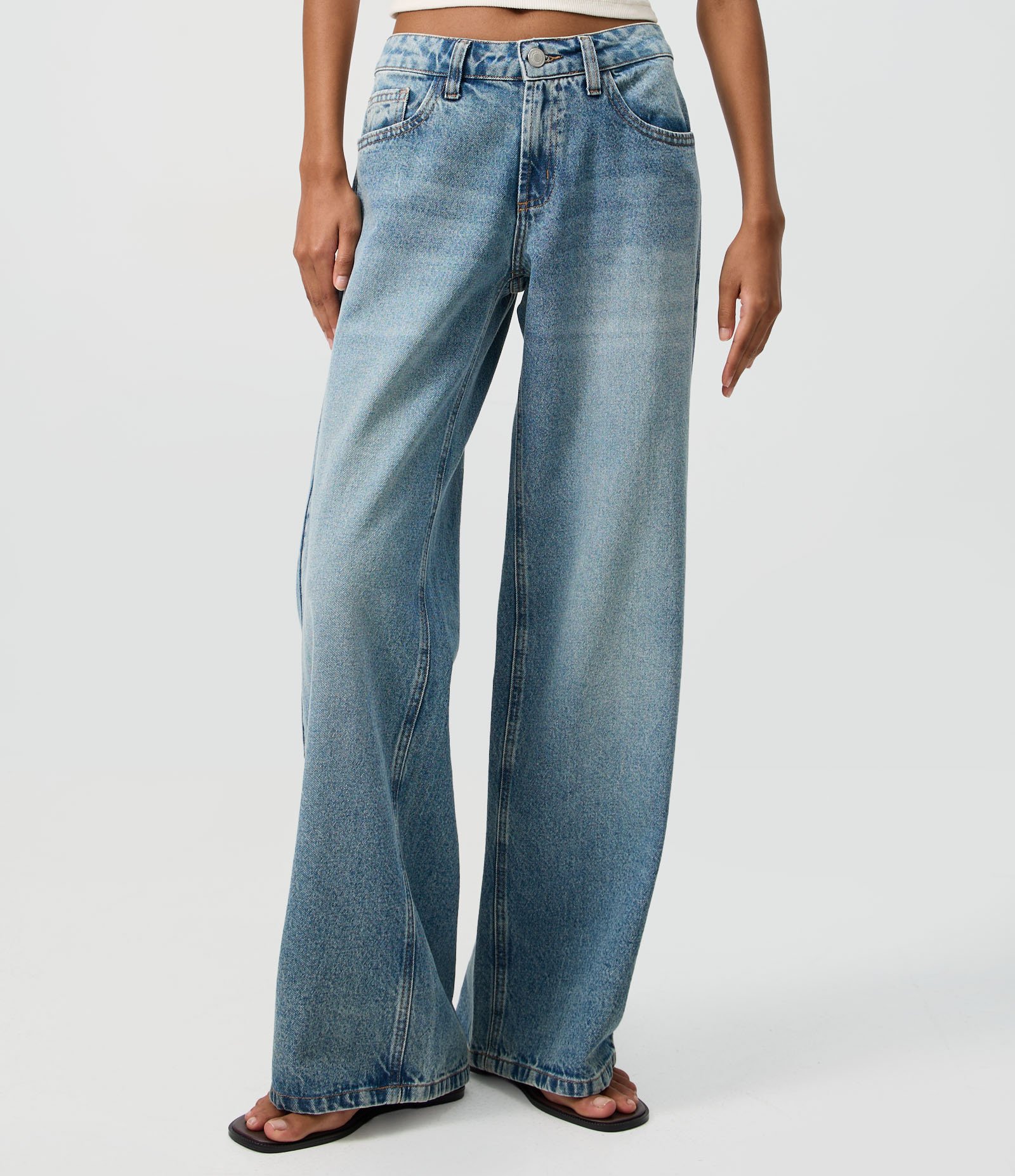 Calça Wide em Jeans com Cintura Baixa e Bolsos Azul 2
