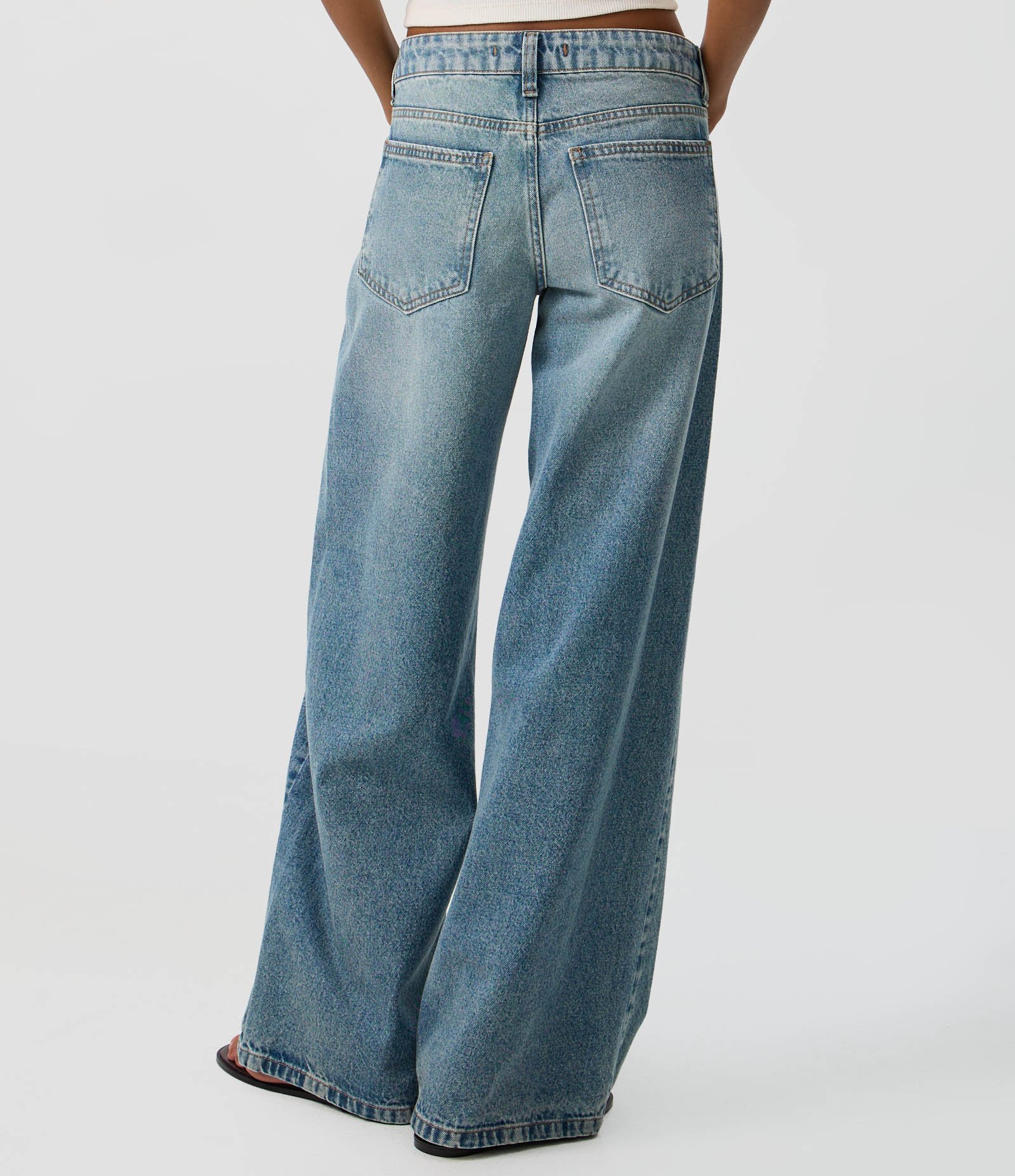 Calça Wide em Jeans com Cintura Baixa e Bolsos Azul 4