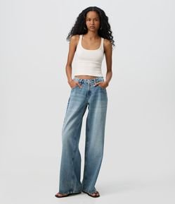 Calça Wide em Jeans com Cintura Baixa e Bolsos
