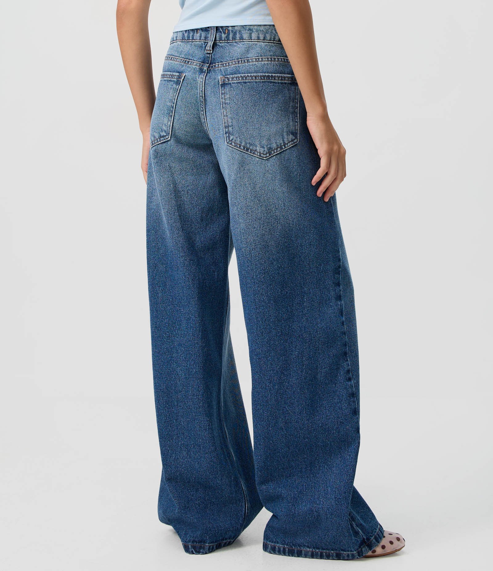 Calça Wide em Jeans com Cintura Baixa e Bolsos Azul Escuro 5