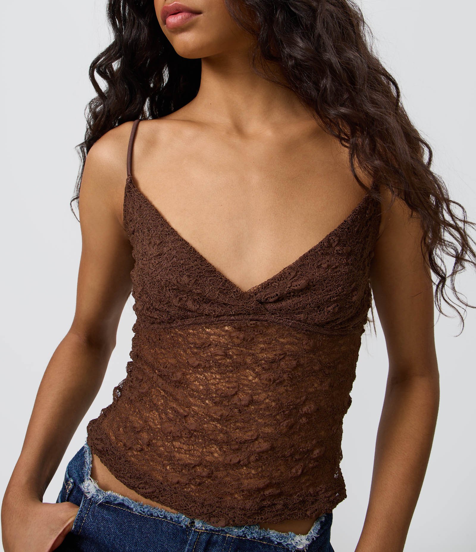 Blusa de Alcinha em Renda Texturizada com Decote Transpassado Marrom 3