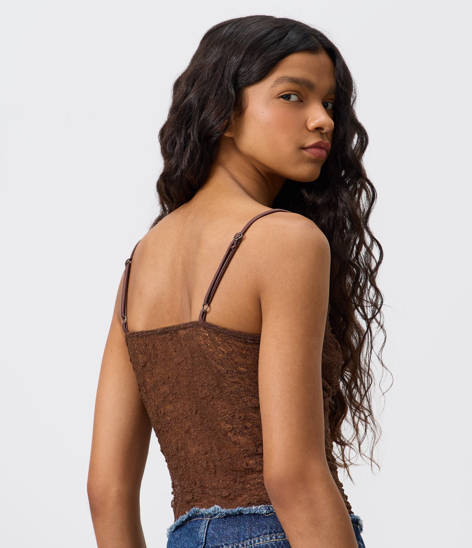 Blusa de Alcinha em Renda Texturizada com Decote Transpassado Marrom 4