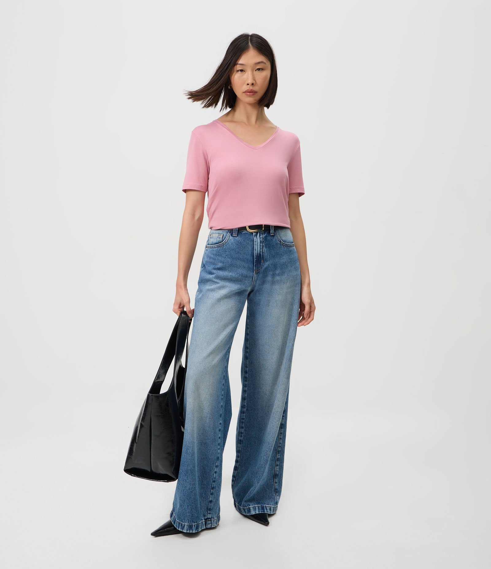 Blusa Básica em Viscose com Decote V Rosa 2