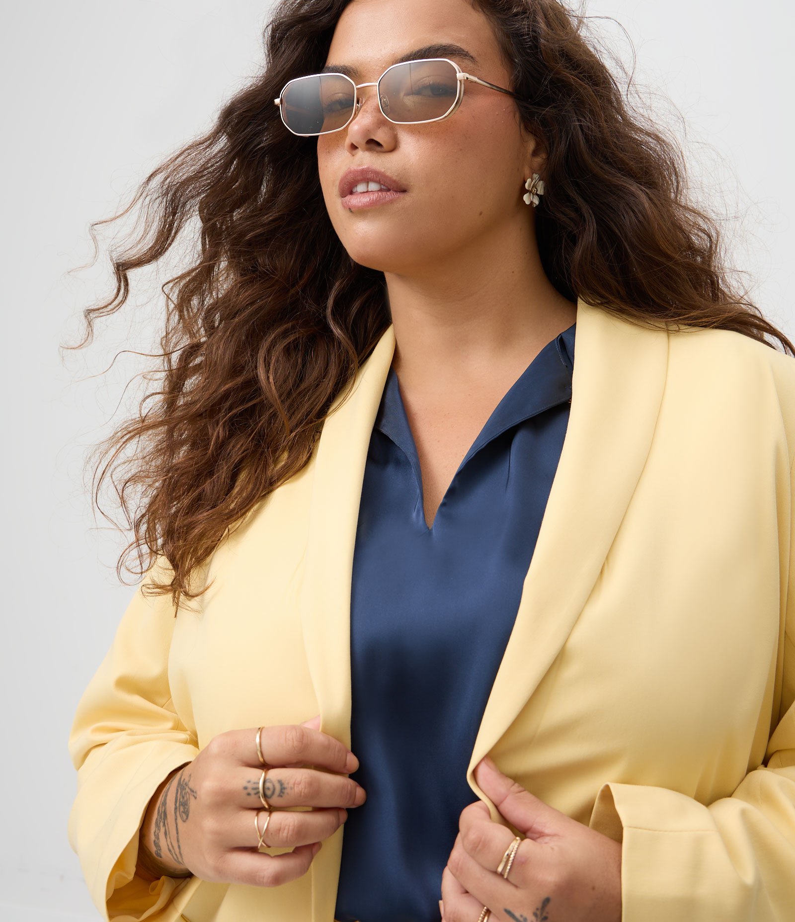 Blazer em Poliviscose Alfaiatado Transpassado Curve & Plus Size Amarelo 3