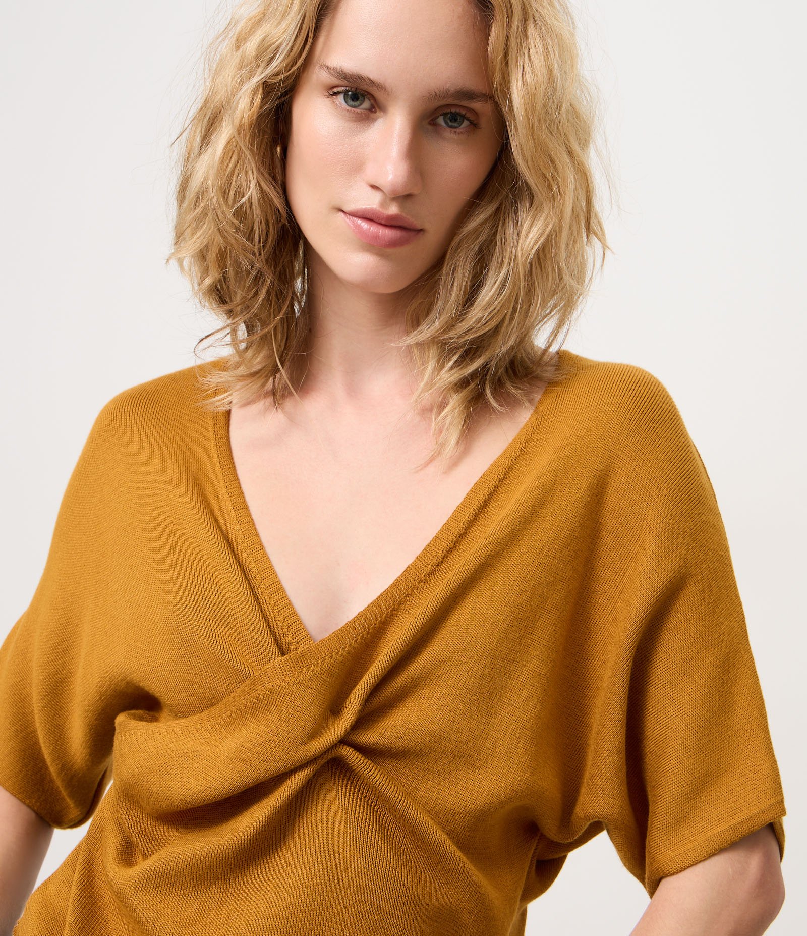 Blusa em Tricô com Decote Transpassado Marrom 3