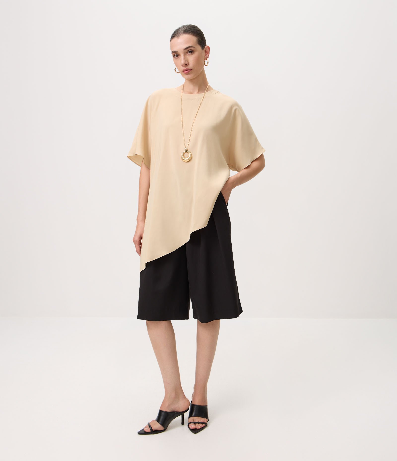 Blusa Assimétrica com Pontas Alongadas Bege 2