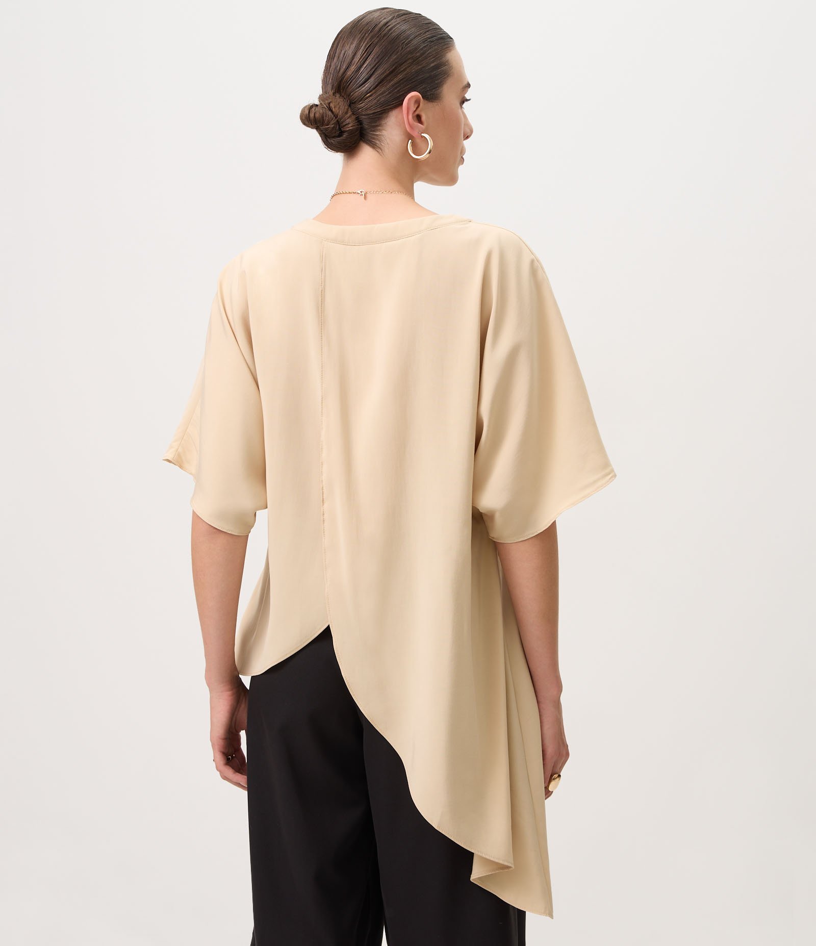 Blusa Assimétrica com Pontas Alongadas Bege 4