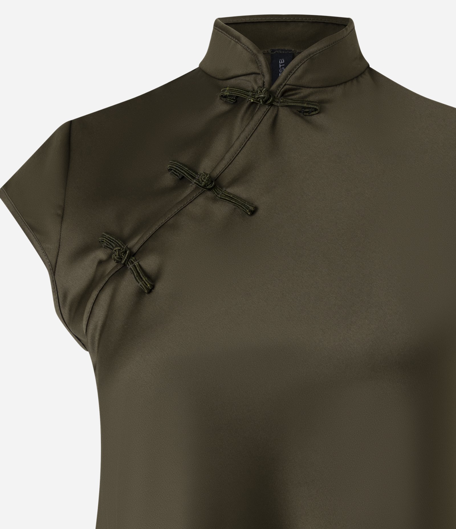 Blusa em Cetim com Gola Alta e Detalhe de Fechamento Oriental Verde Escuro 2