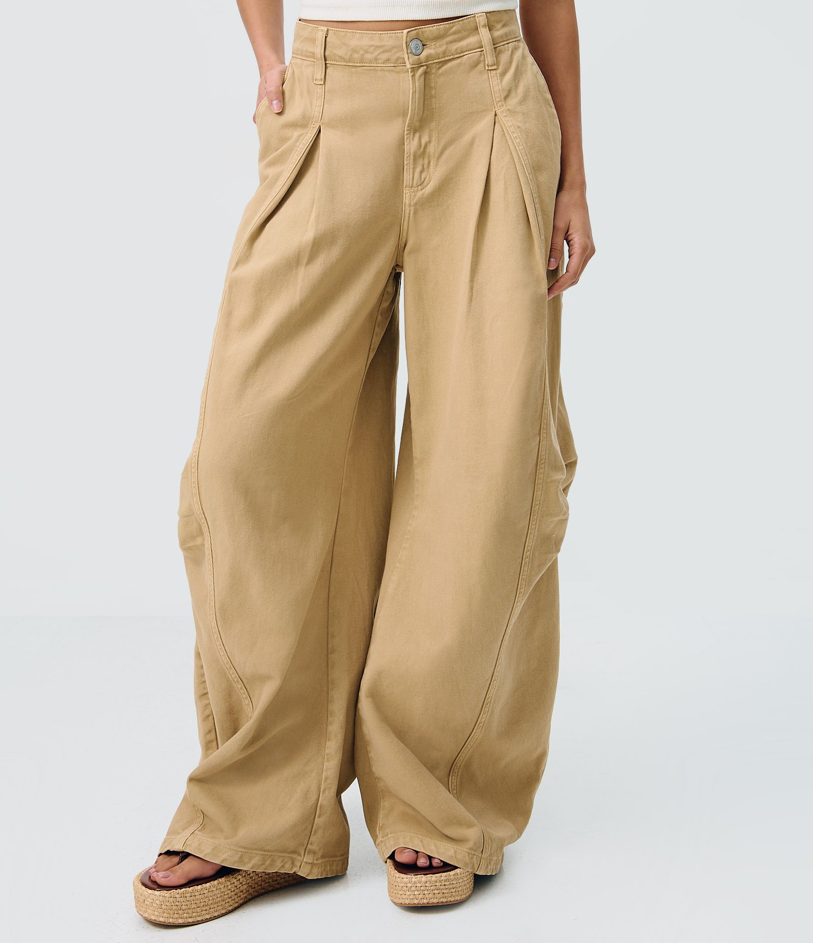 Calça Barrel em Sarja com Pregas e Modelagem Ampla Bege 2