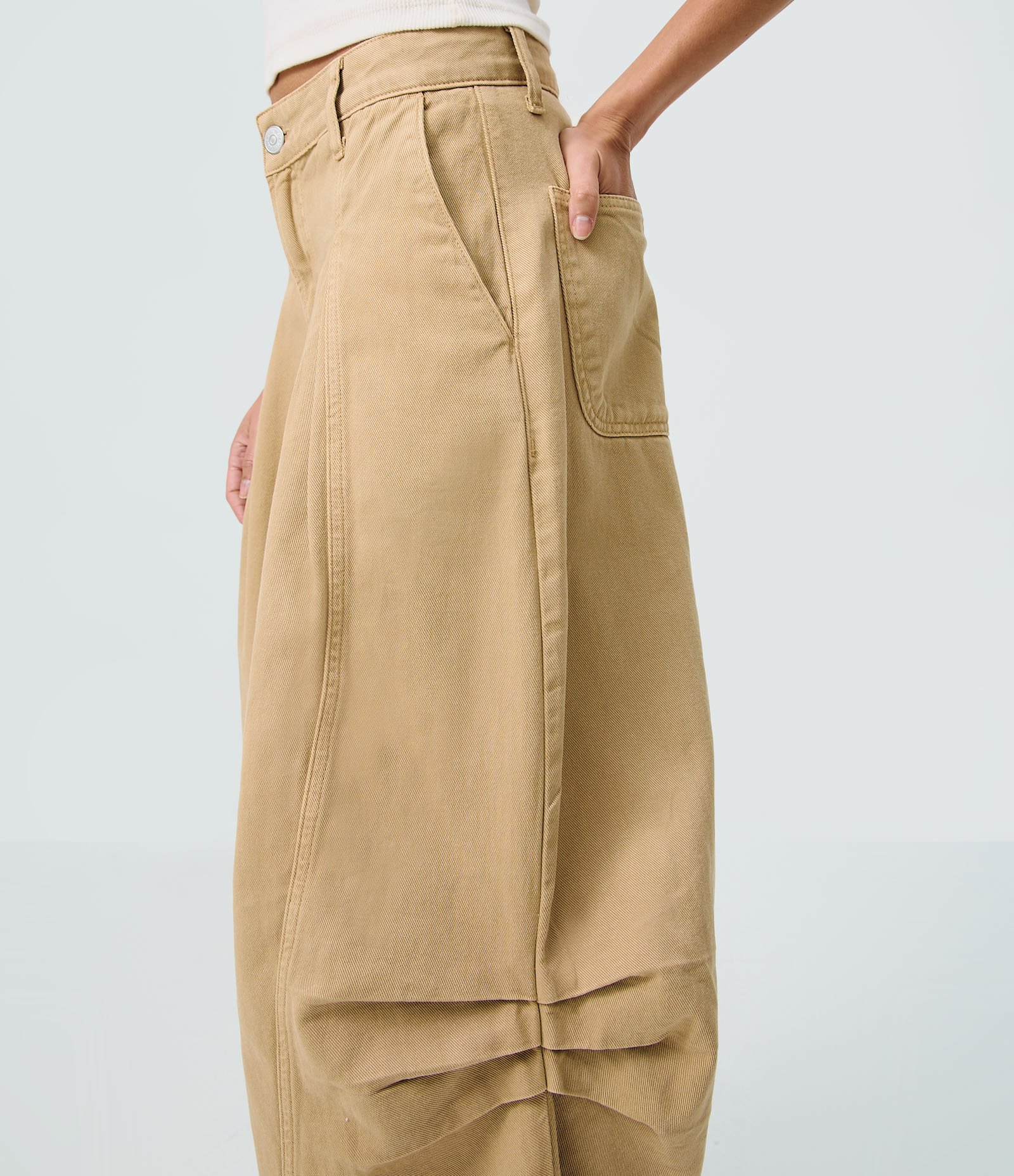 Calça Barrel em Sarja com Pregas e Modelagem Ampla Bege 3