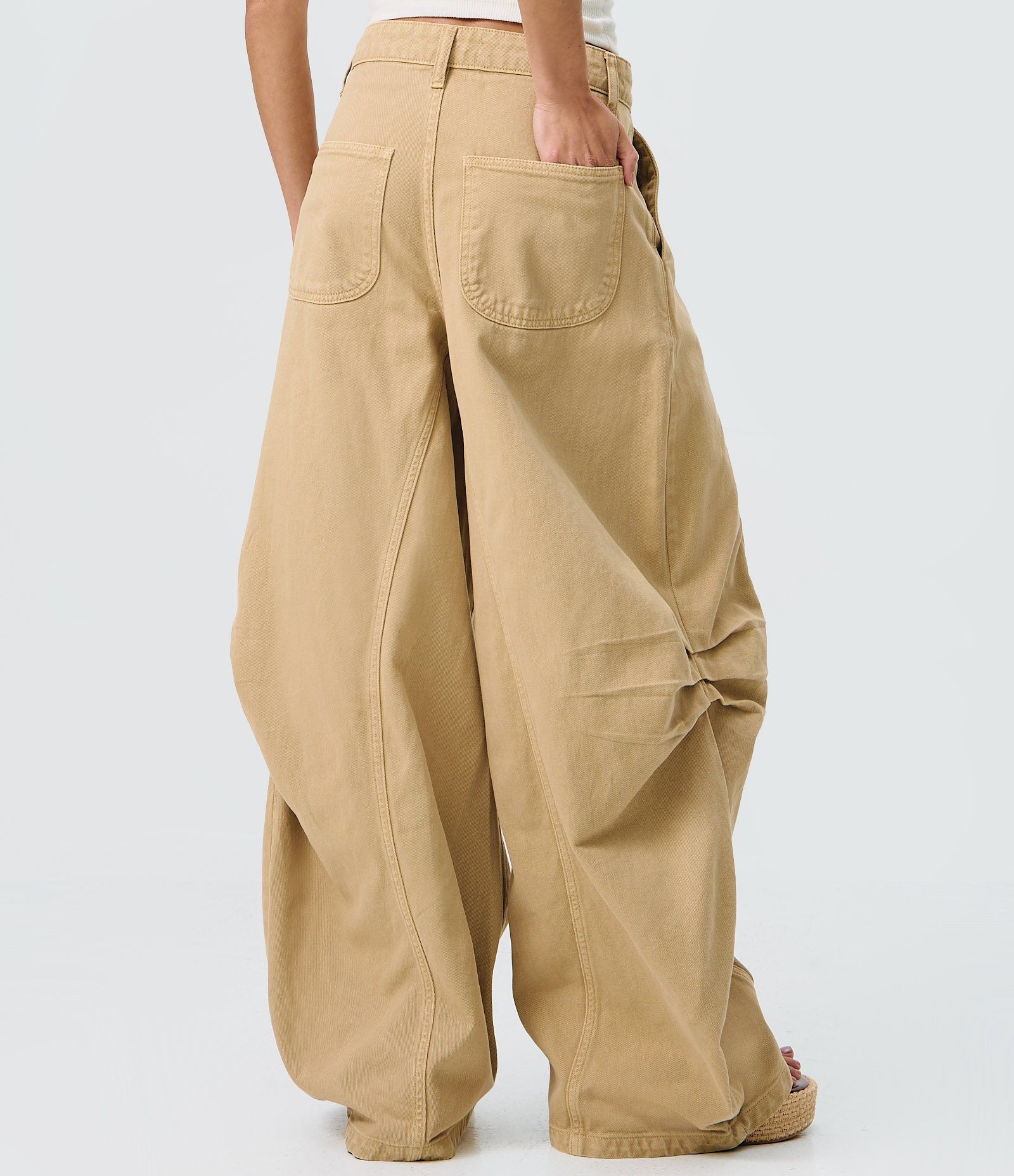 Calça Barrel em Sarja com Pregas e Modelagem Ampla Bege 4