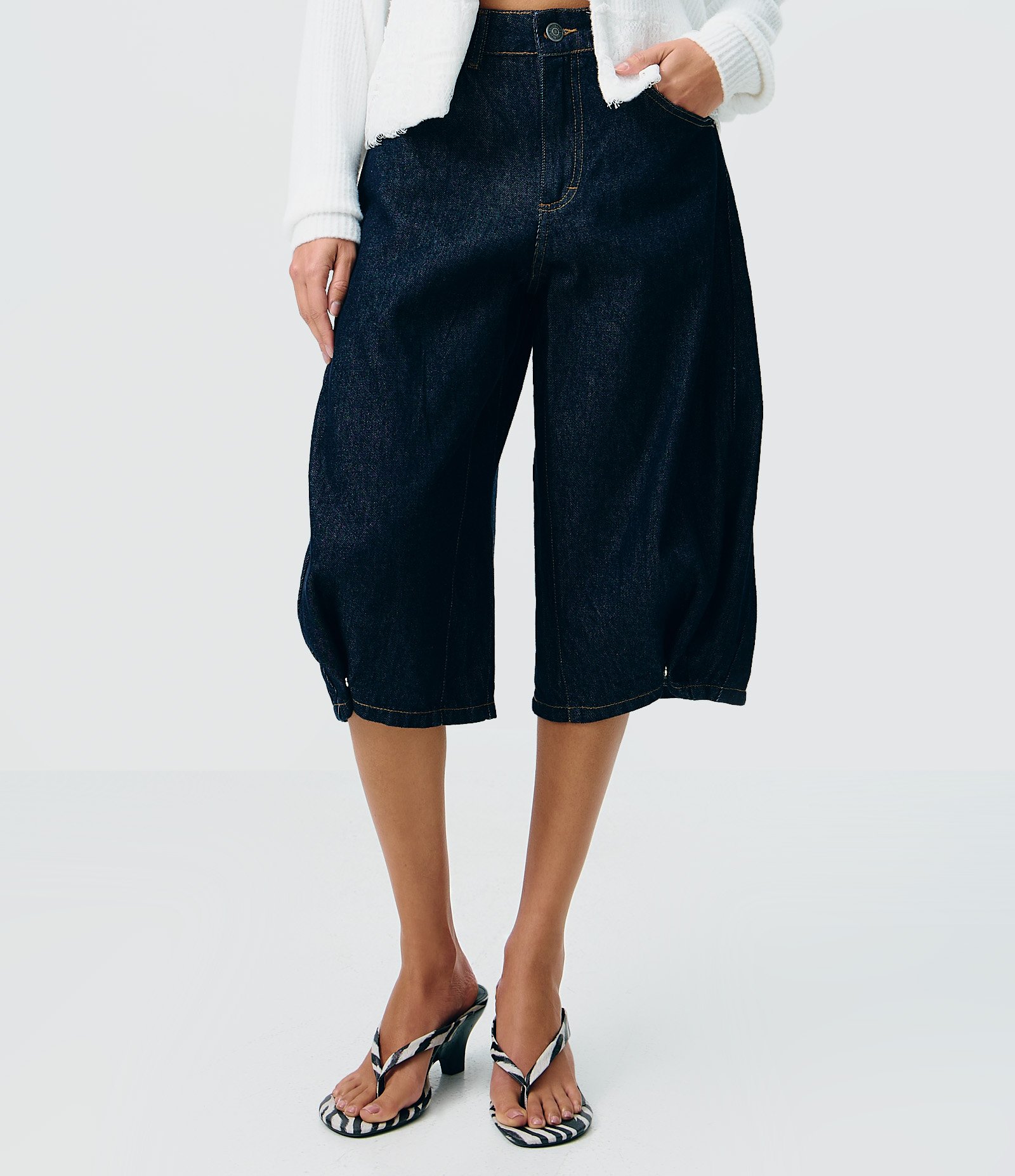 Short Jeans Barrel com Pregas e Modelagem Ampla Azul Escuro 2