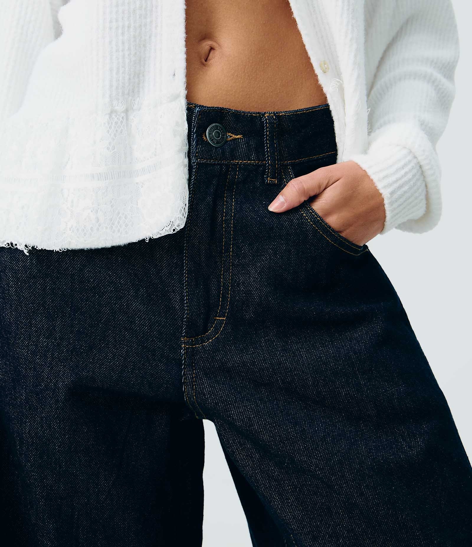 Short Jeans Barrel com Pregas e Modelagem Ampla Azul Escuro 3