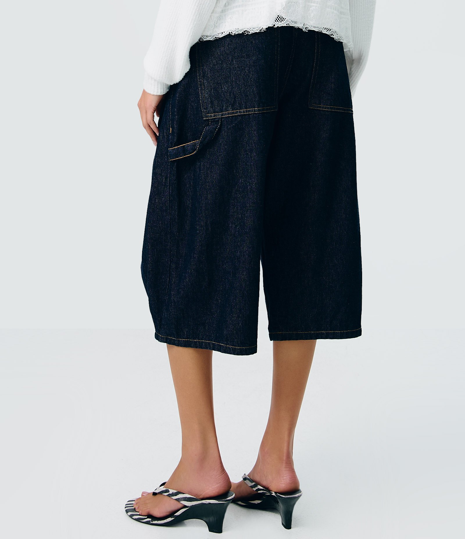 Short Jeans Barrel com Pregas e Modelagem Ampla Azul Escuro 4