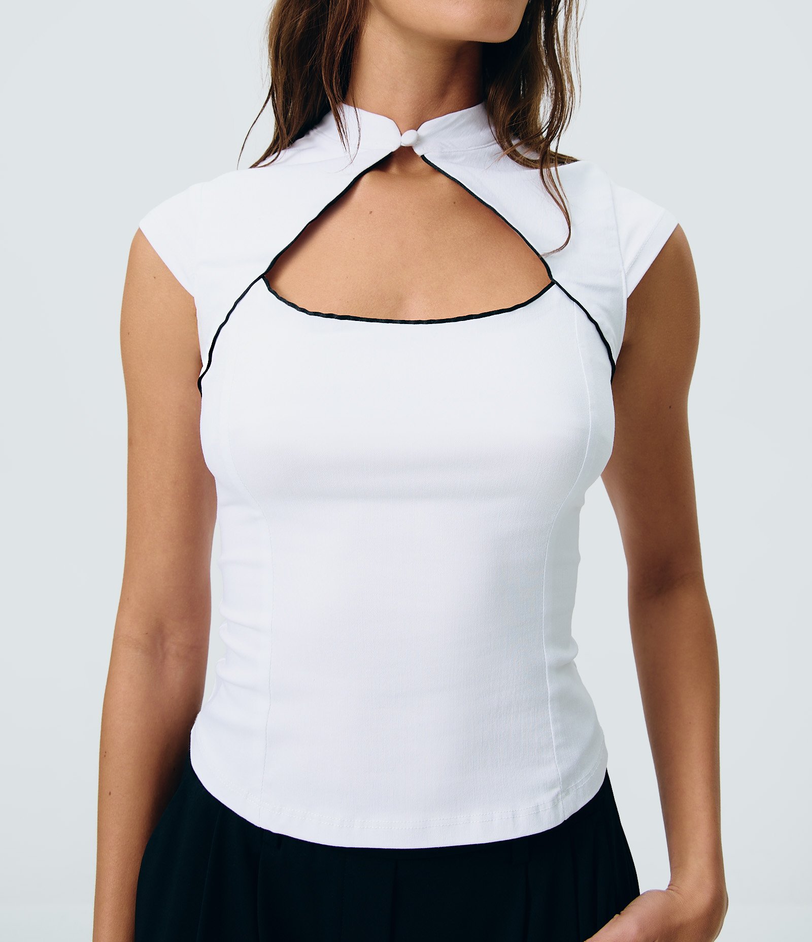 Blusa em Bengaline com Gola Mandarim e Recorte Contrastante Branco 3
