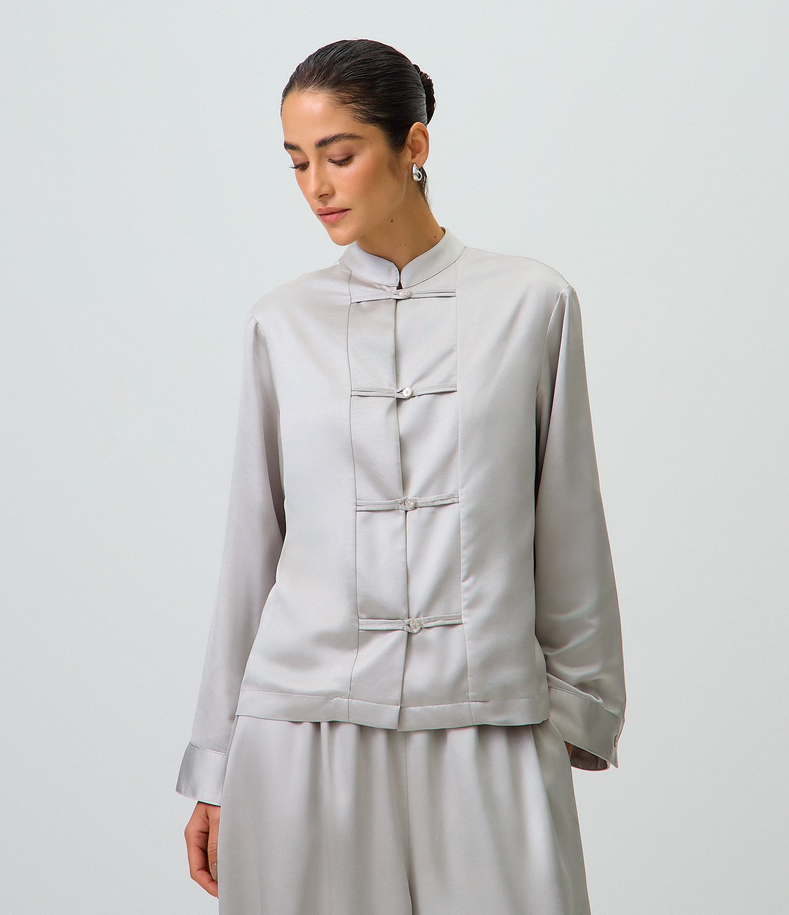 Blusa Alfaiatada Acetinada com Fechamento de Alamares Cinza 1
