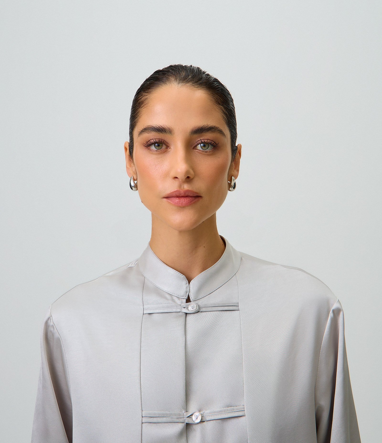 Blusa Alfaiatada Acetinada com Fechamento de Alamares Cinza 3