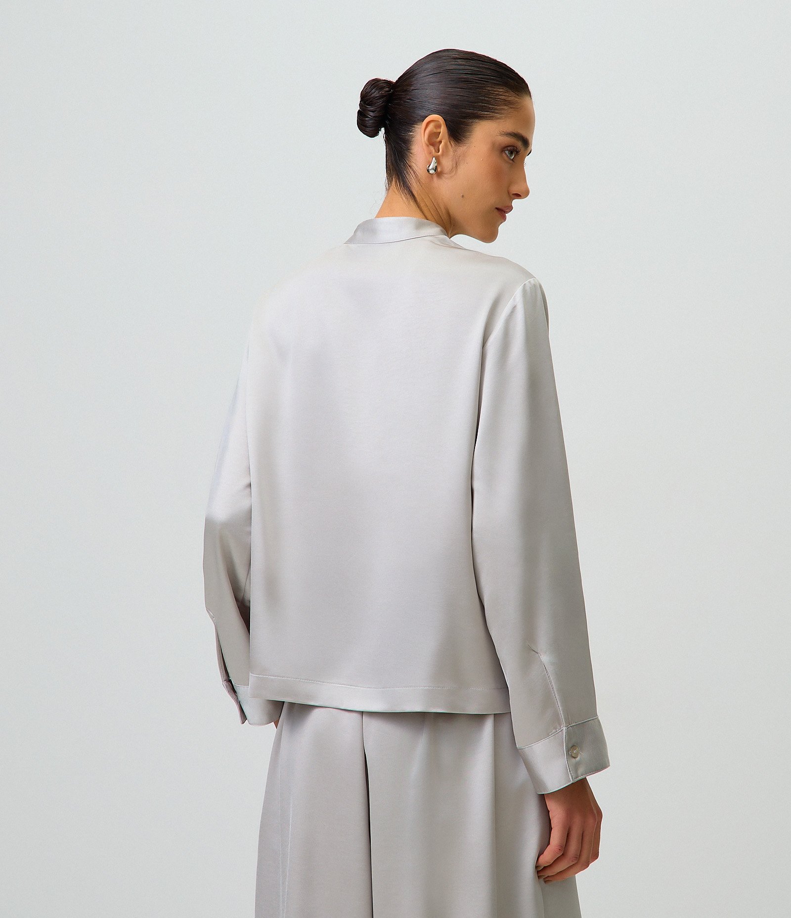Blusa Alfaiatada Acetinada com Fechamento de Alamares Cinza 4