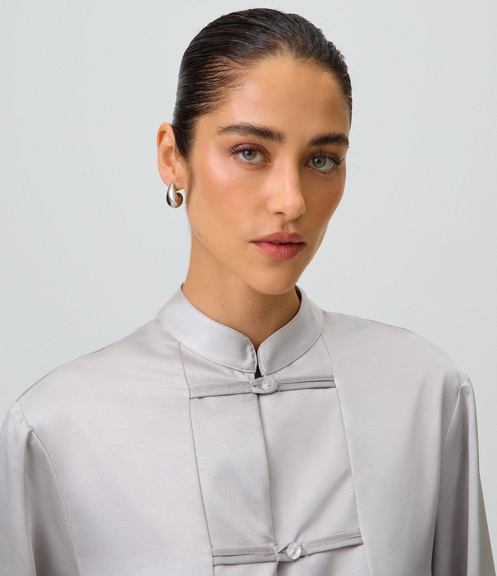Blusa Alfaiatada Acetinada com Fechamento de Alamares Cinza 5