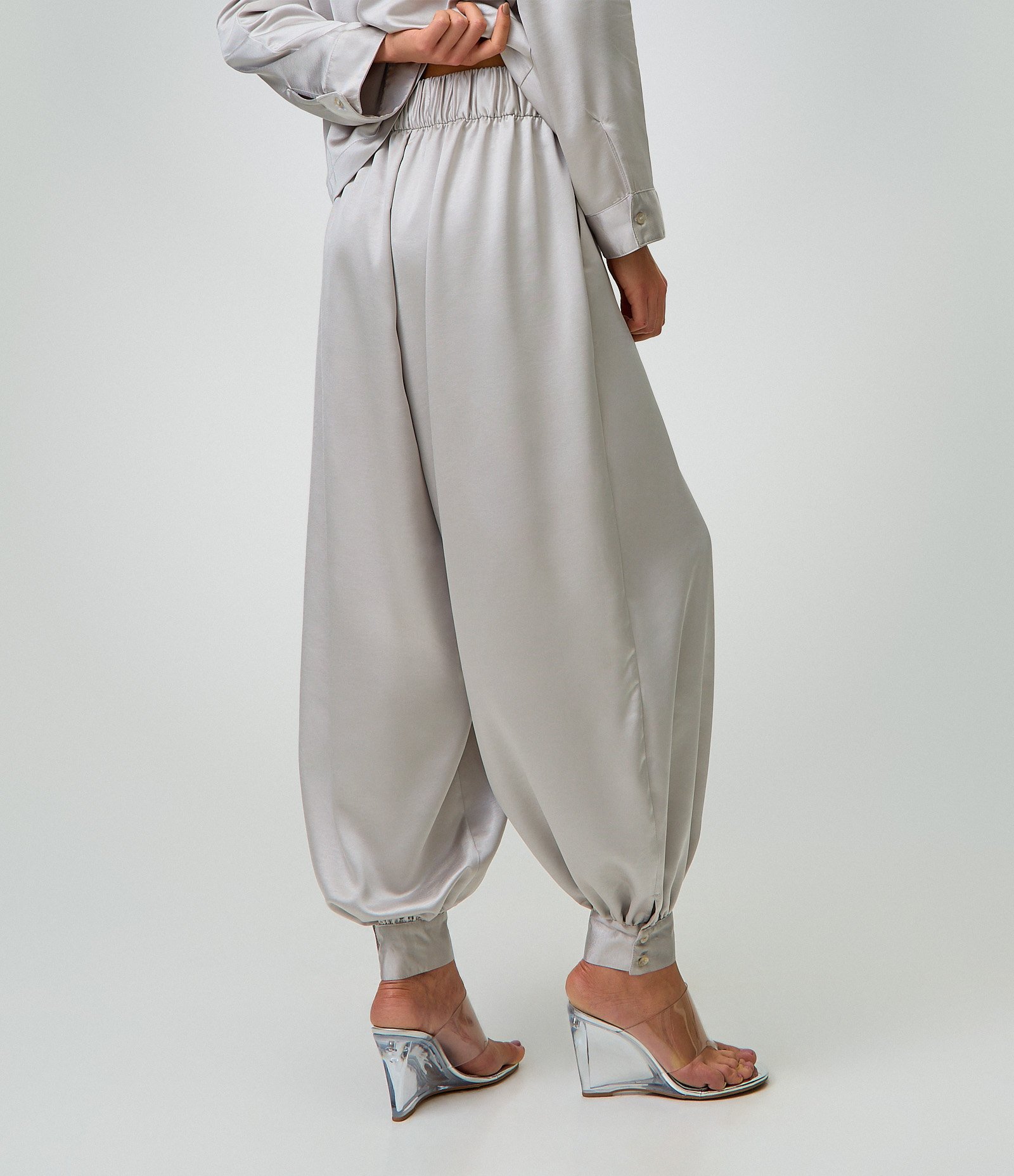 Calça Aladim Alfaiatada Acetinada com Barra Ajustada Cinza 3