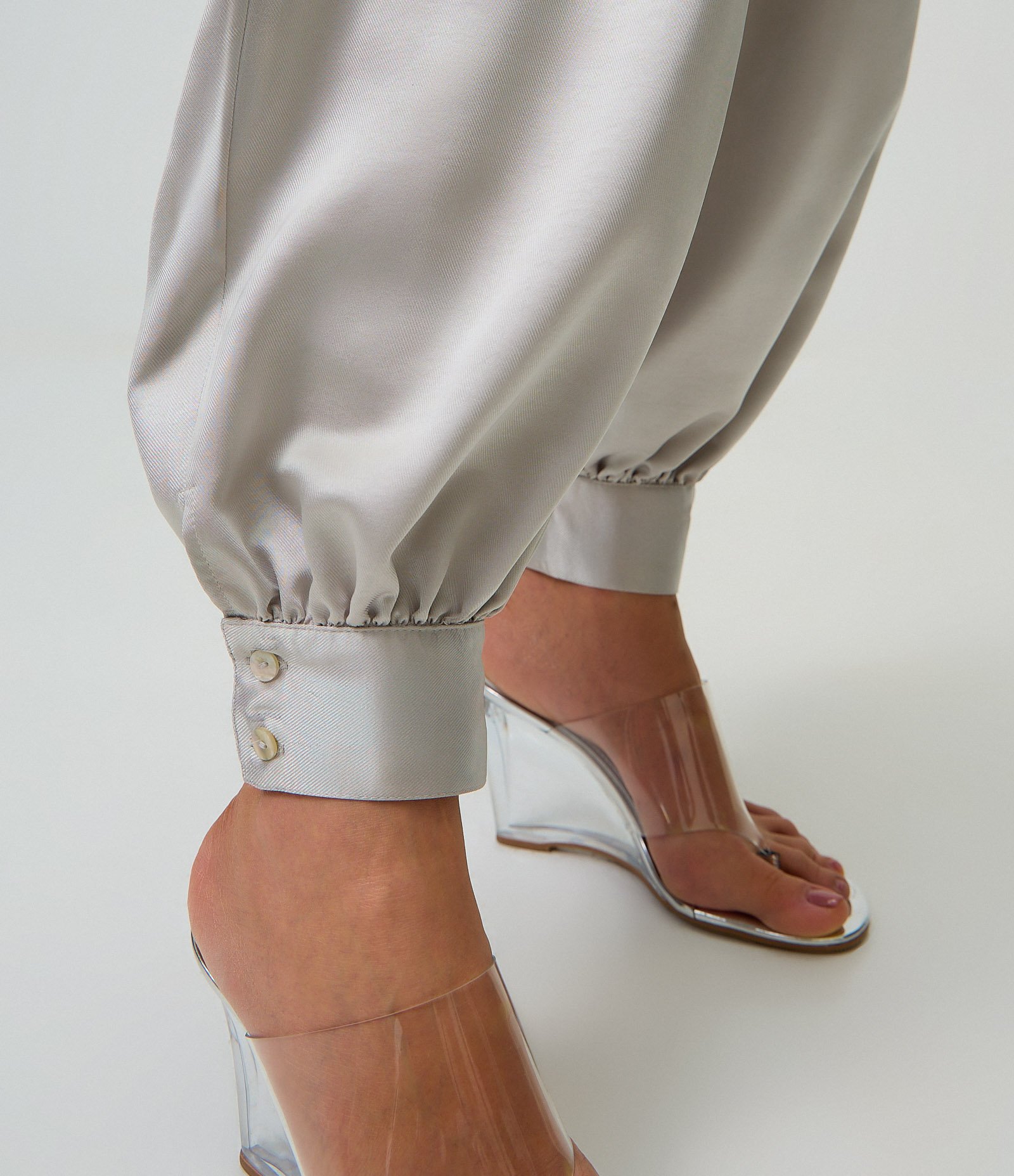 Calça Aladim Alfaiatada Acetinada com Barra Ajustada Cinza 4