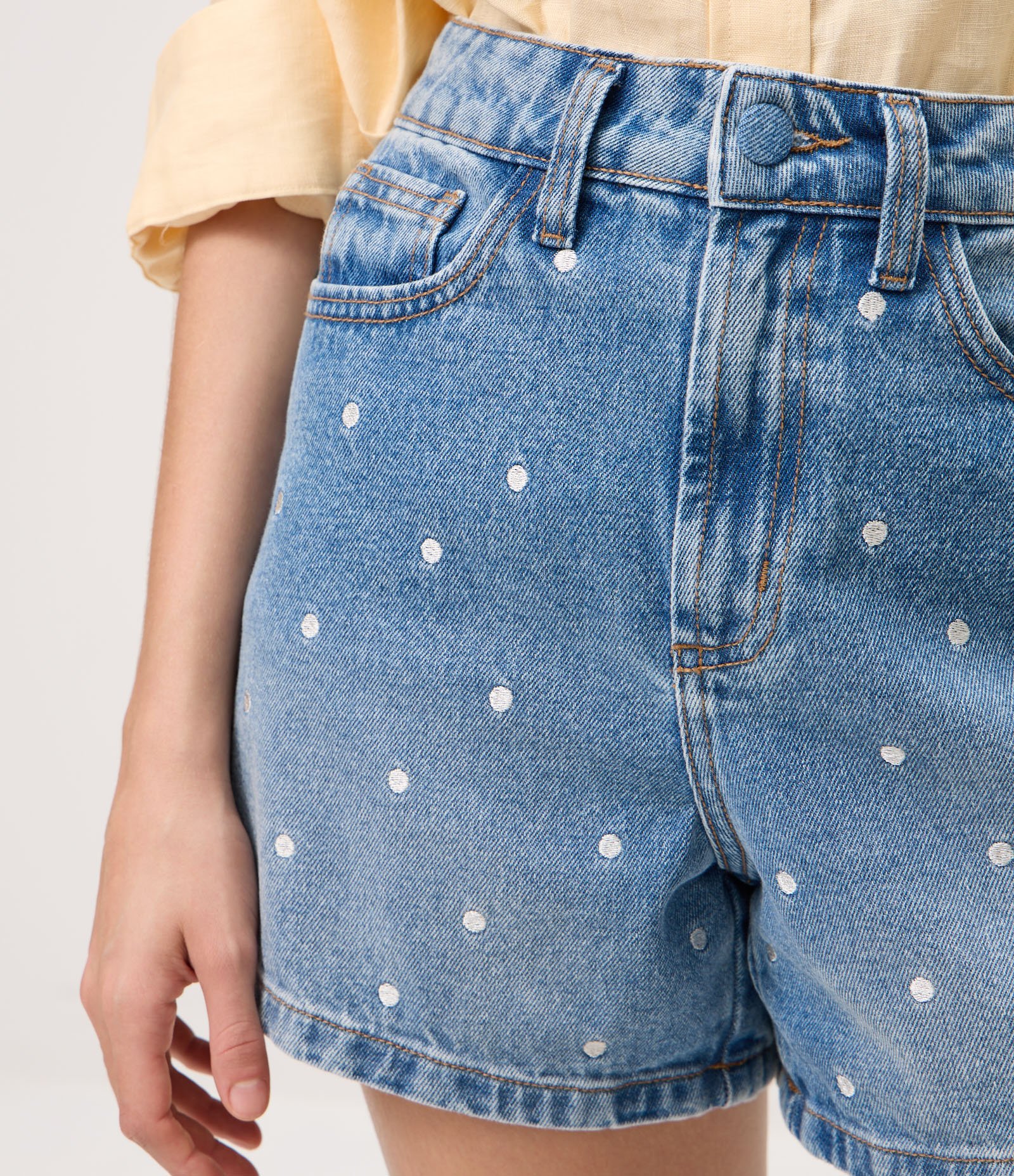 Short Evasê em Jeans com Bordado Poá Azul 4